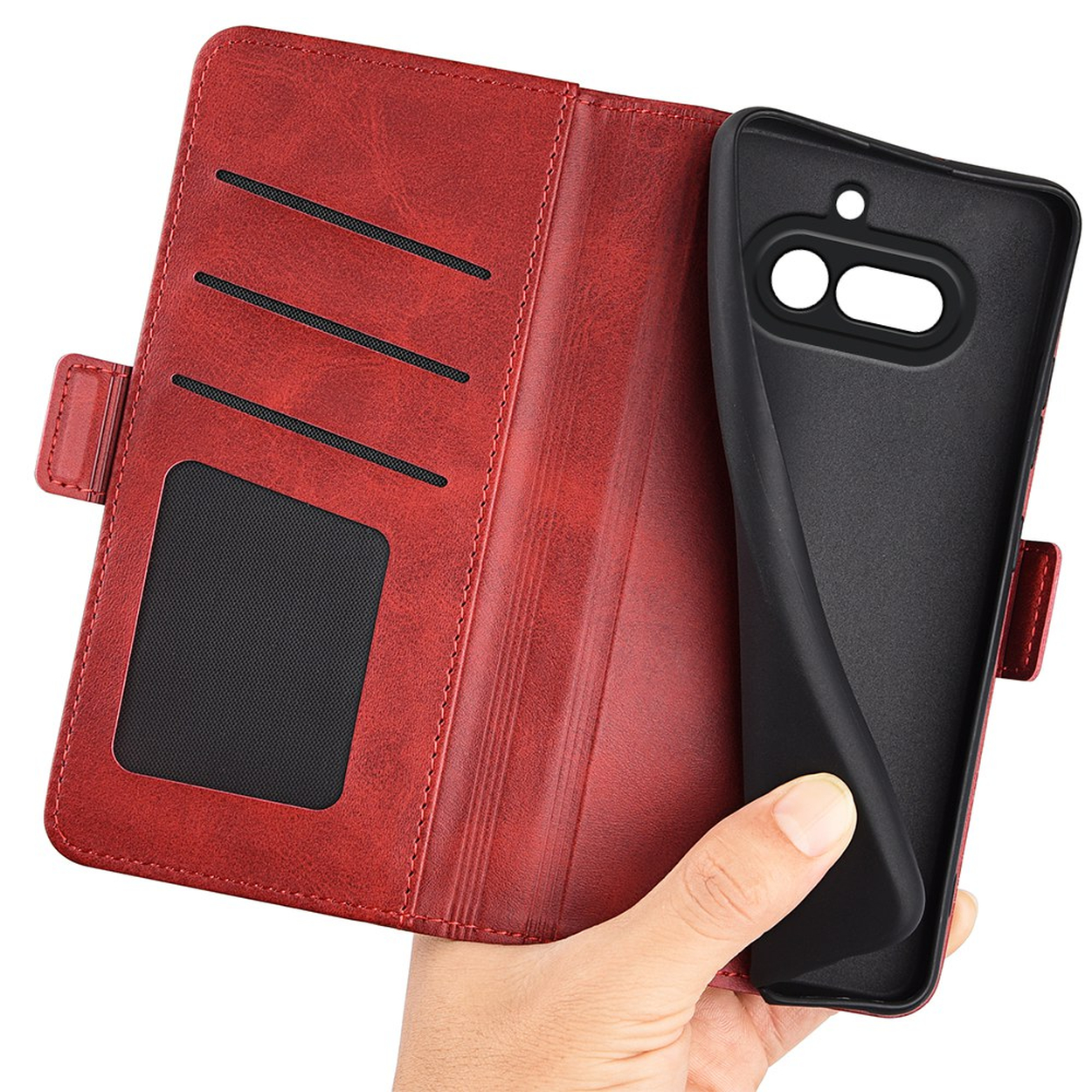 Een hand houdt een rode leren telefoonhoes met kaartsleuven en zwarte binnenschaal.