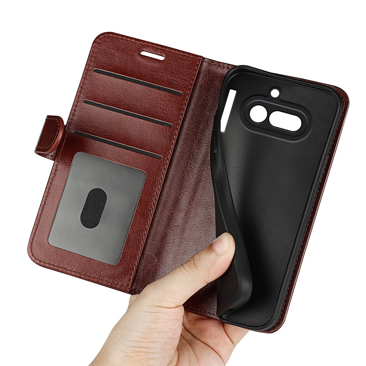 Une main tient un étui de téléphone portefeuille en cuir marron ouvert, révélant des emplacements pour cartes et un support noir.