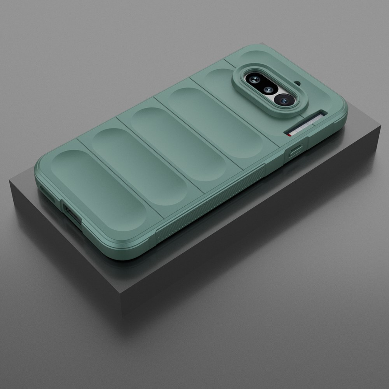 Groene ribbeltelefoonhoes rust op een grijs voetstuk.