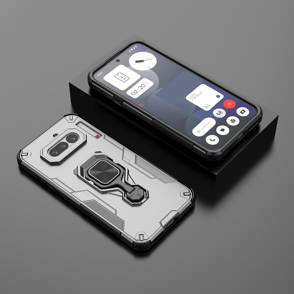 Un téléphone argenté avec un étui noir repose sur un piédestal noir.