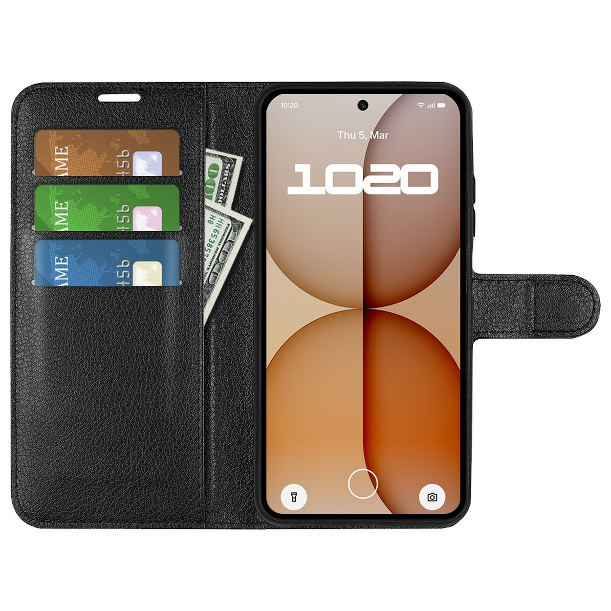 Un étui de téléphone en cuir noir contient trois cartes et des billets de dollars américains. L'écran du téléphone affiche l'heure et la date.