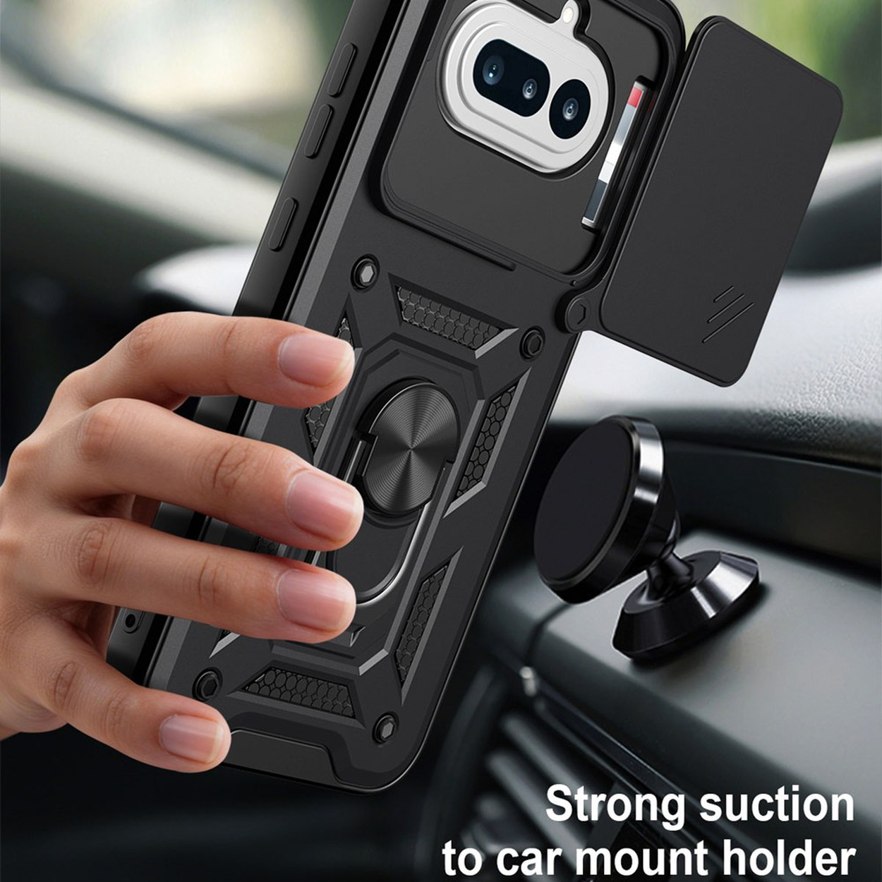 Une main tient un étui de téléphone noir avec support anneau près d'un support de voiture magnétique.
