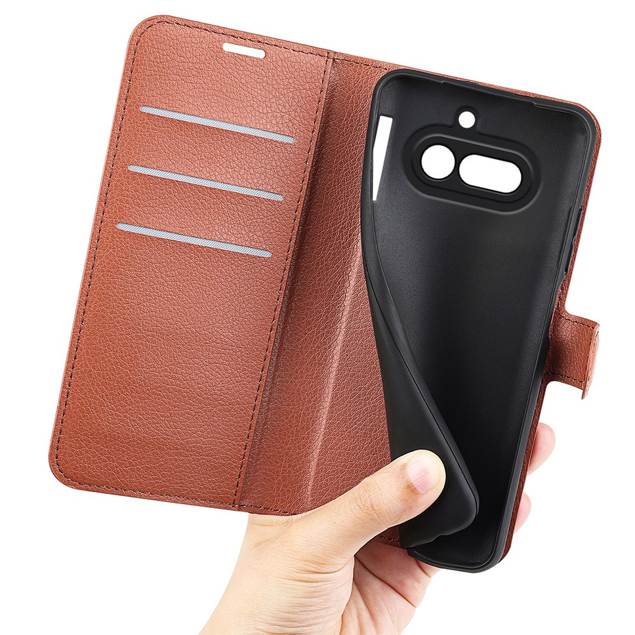 Une main tient un étui de téléphone en cuir marron, ouvert pour révéler des fentes pour cartes et un support de téléphone noir.