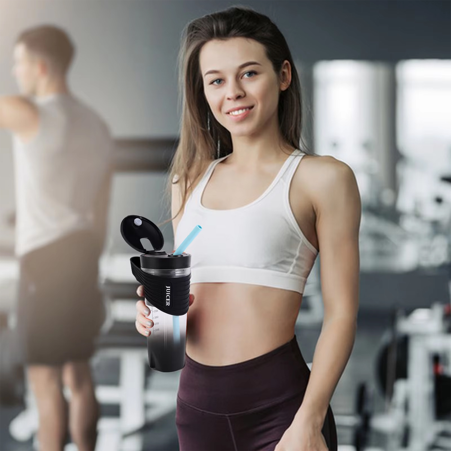 Mujer con botella licuadora en gimnasio, hombre al fondo.