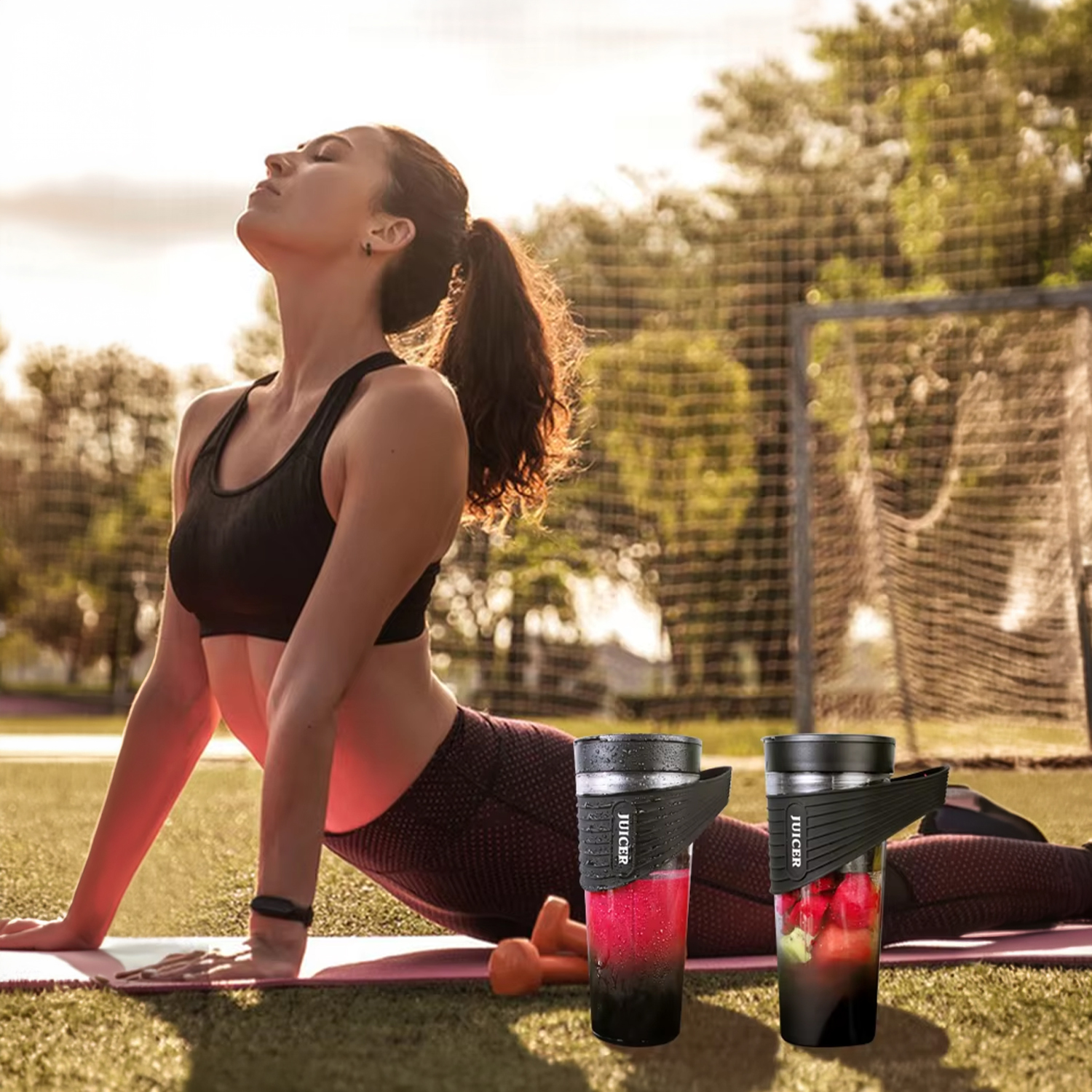 Mujer haciendo yoga al aire libre con licuadoras portátiles al lado.