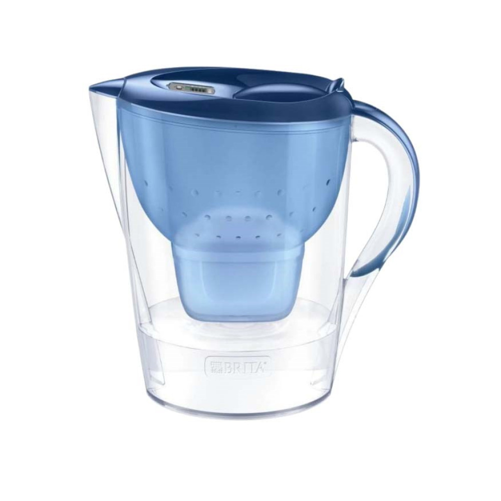Niebieski dzbanek Brita do filtrowania wody z przezroczystą podstawą i rączką.