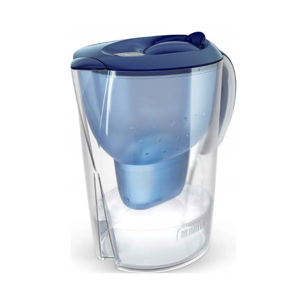 Niebieski dzbanek filtrujący Brita z przezroczystym dzbankiem na białym tle.