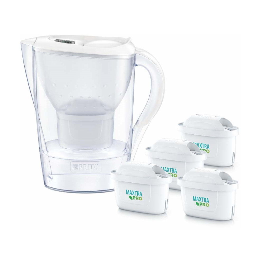 Dzbanek filtrujący Brita z czterema filtrami Maxtra Pro na białym tle.