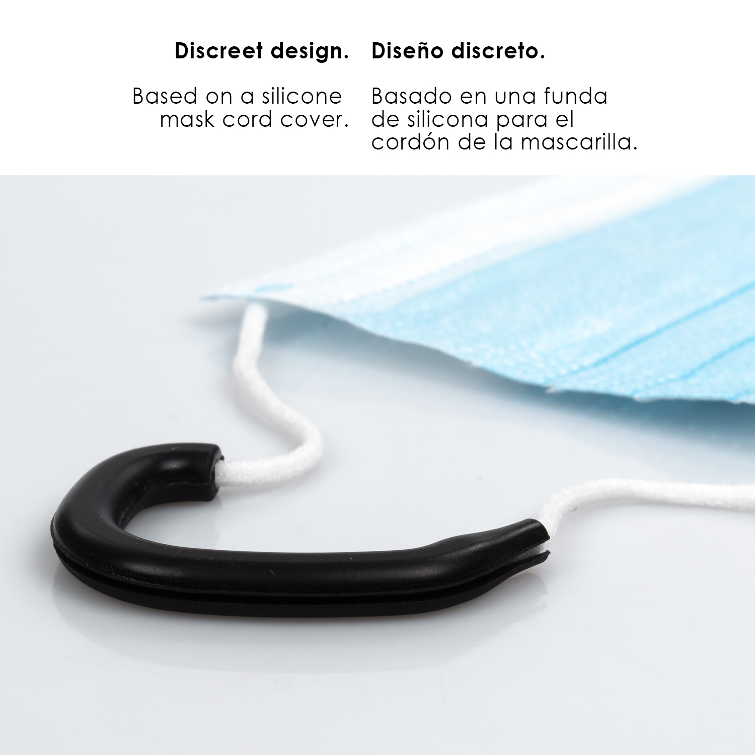 Un tope de cordón de mascarilla de silicona negro descansa sobre una mascarilla azul.