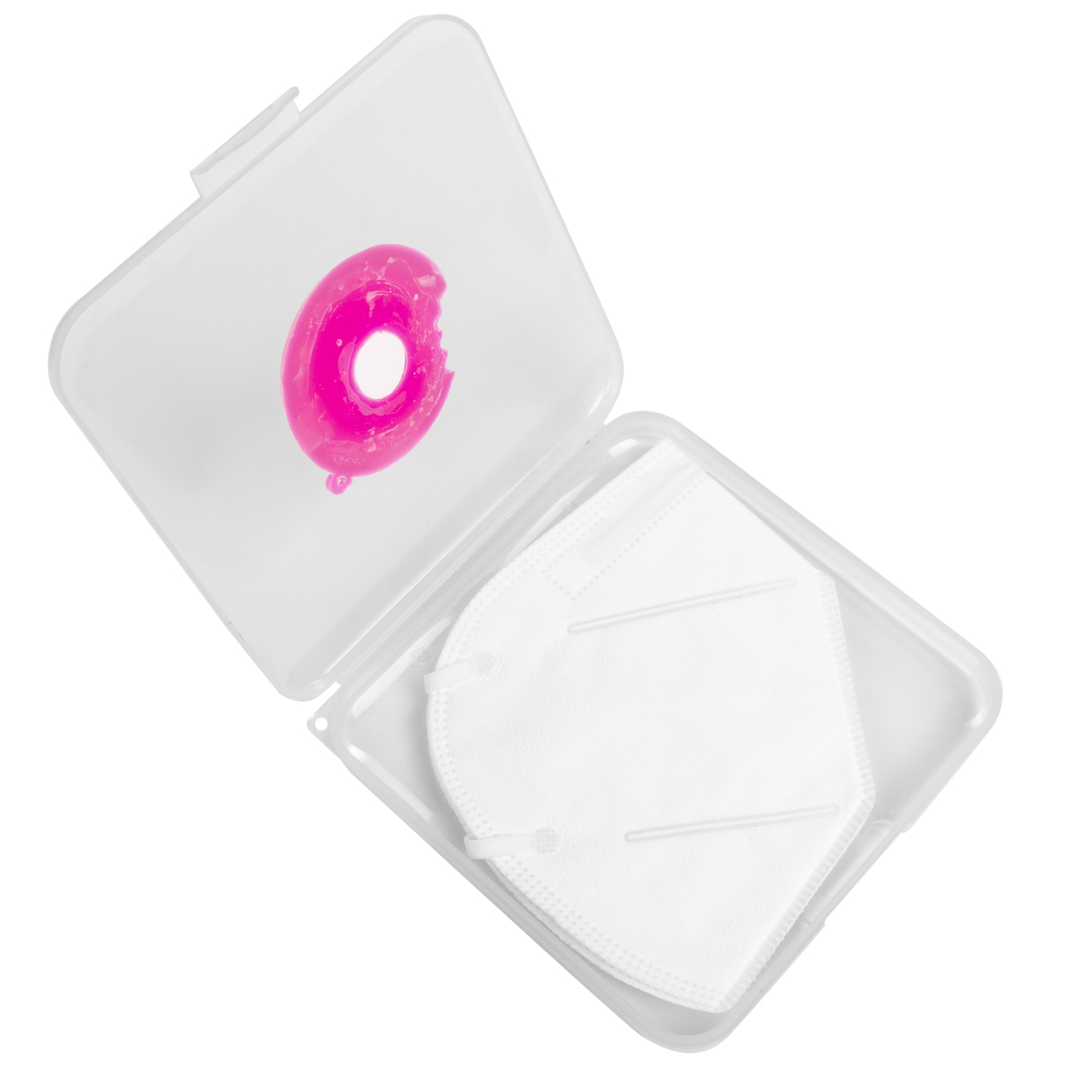 Una mascarilla blanca dentro de un estuche de plástico transparente con una mancha rosa.
