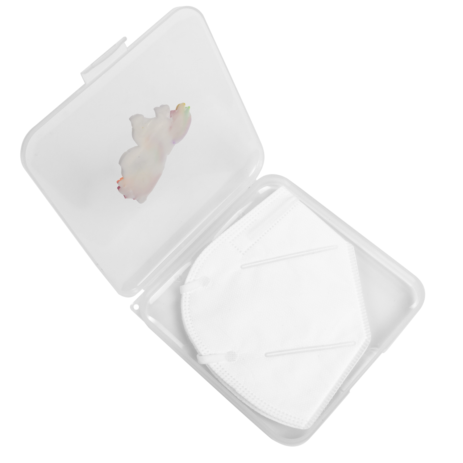 Una mascarilla blanca yace en un recipiente transparente abierto con una mancha.