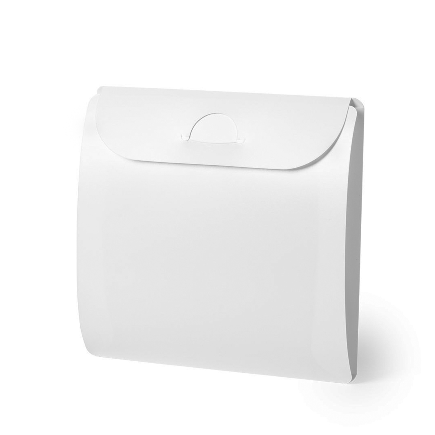 Una caja de papel blanca con ranura para asa sobre fondo blanco.
