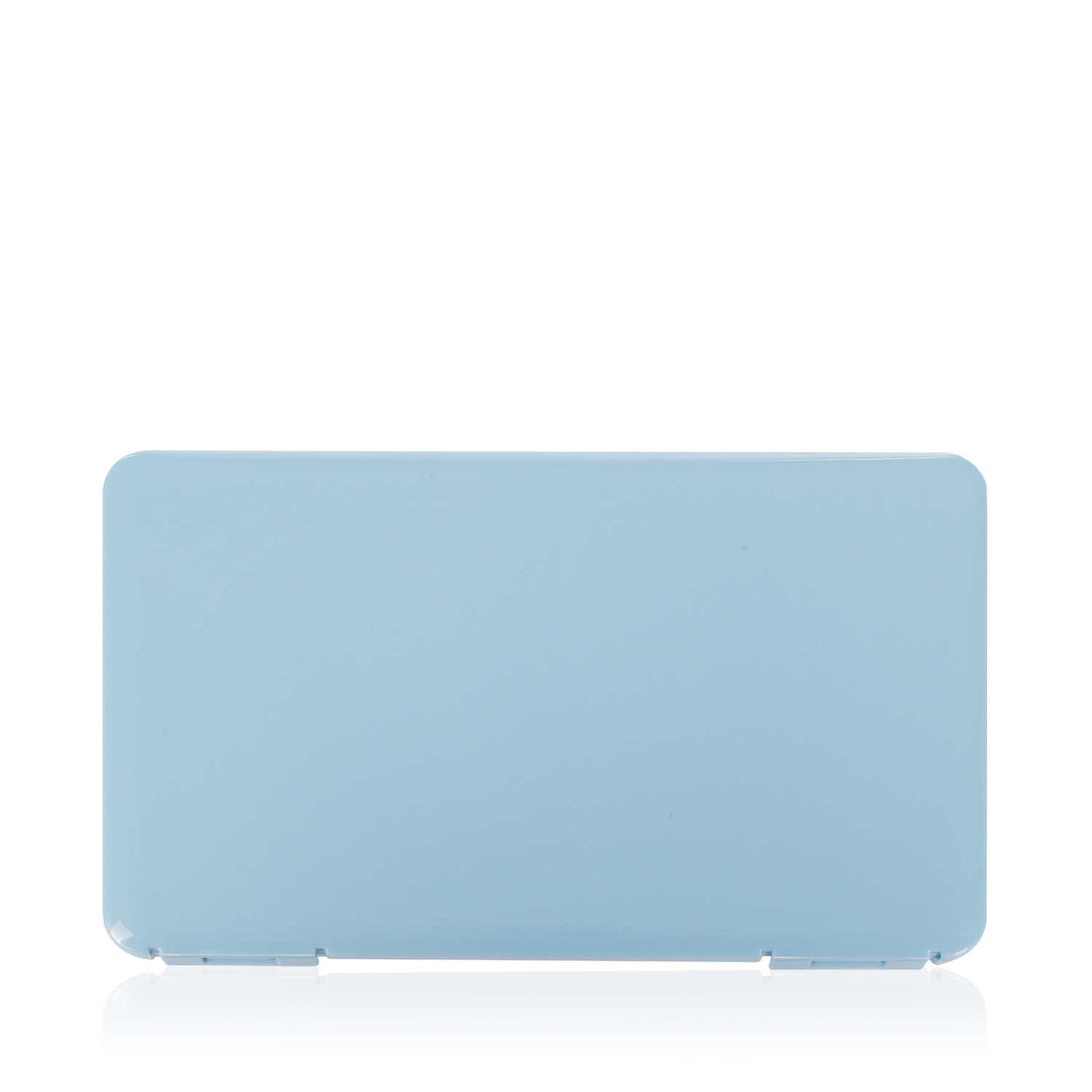 Un objeto rectangular azul claro con esquinas redondeadas sobre una superficie blanca.
