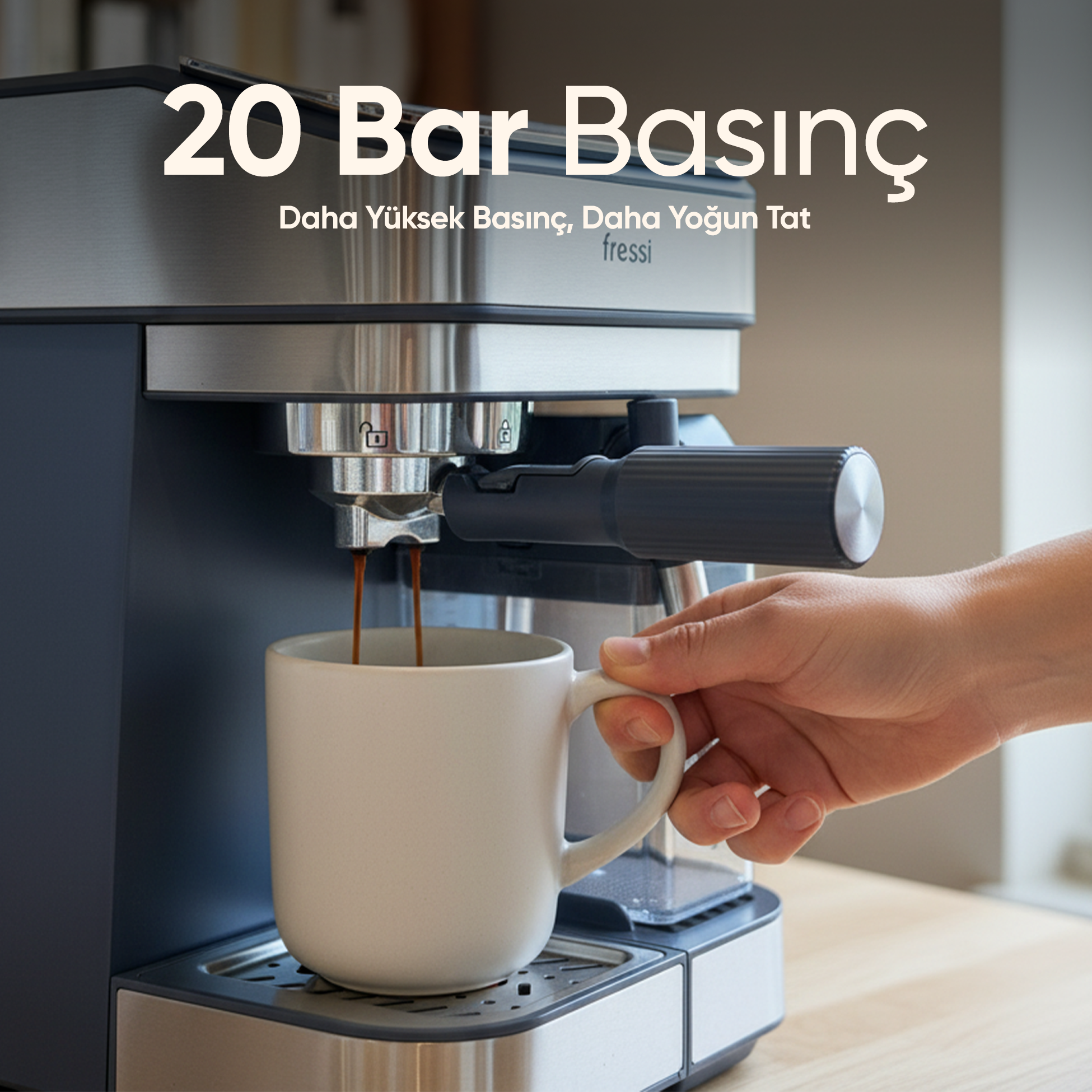 Bir el, espresso makinesi içine kahve akıtırken beyaz bir kupa tutuyor.