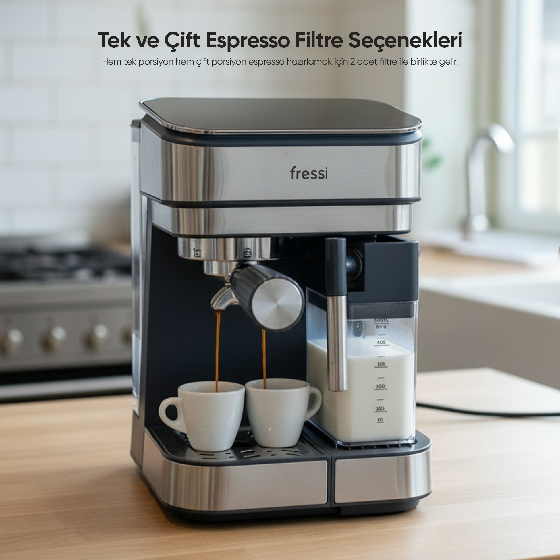 Gümüş rengi espresso makinesi iki beyaz fincana kahve yapıyor. Yanında sütlük var.