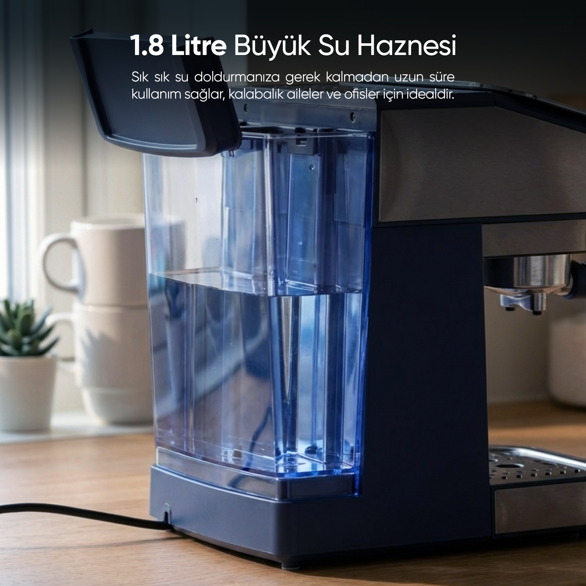 1,8 litrelik büyük su haznesine sahip kahve makinesi ahşap masada.