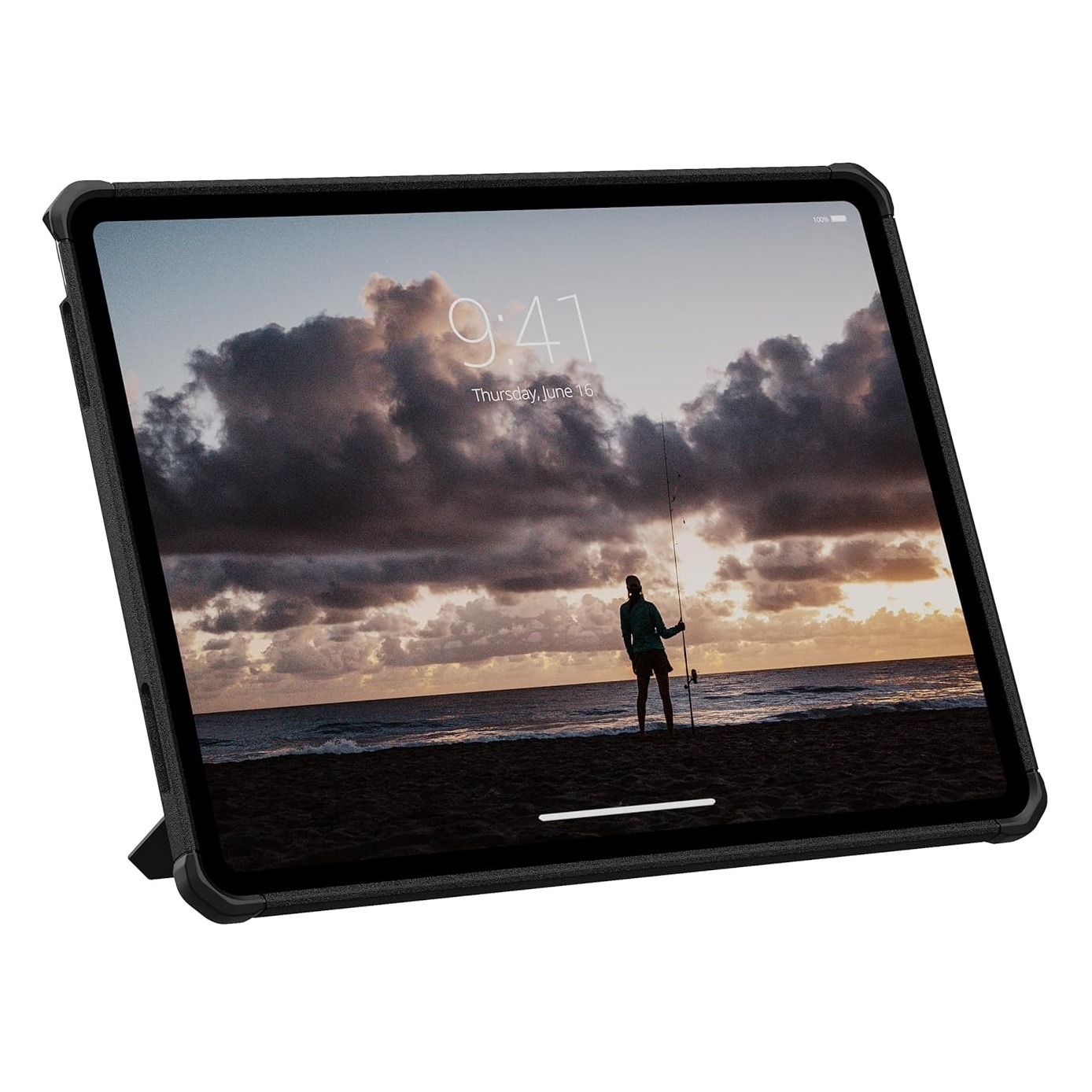 Tablet w czarnej obudowie pokazuje wędkarza na plaży o zachodzie słońca.