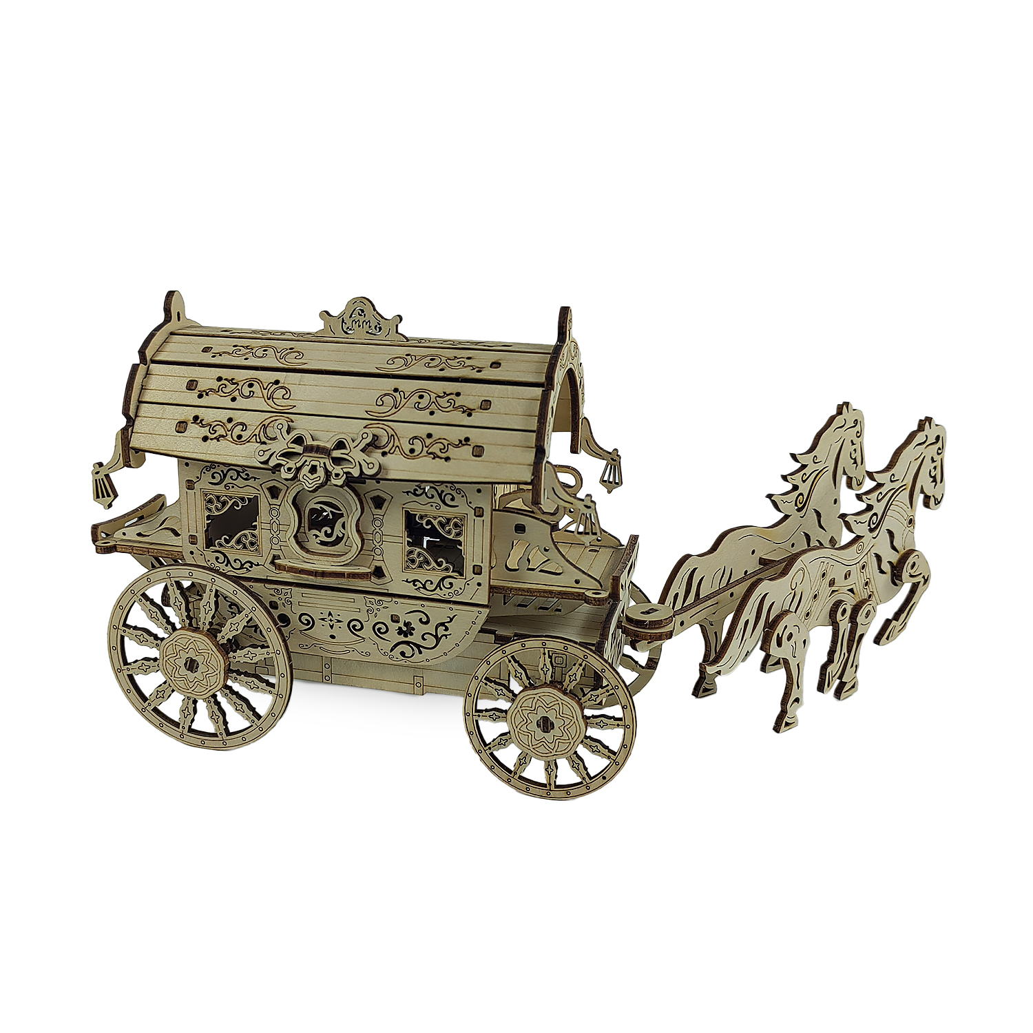 Modelo de madera de un carruaje tirado por caballos con tallas ornamentadas. Dos caballos tiran del carruaje.