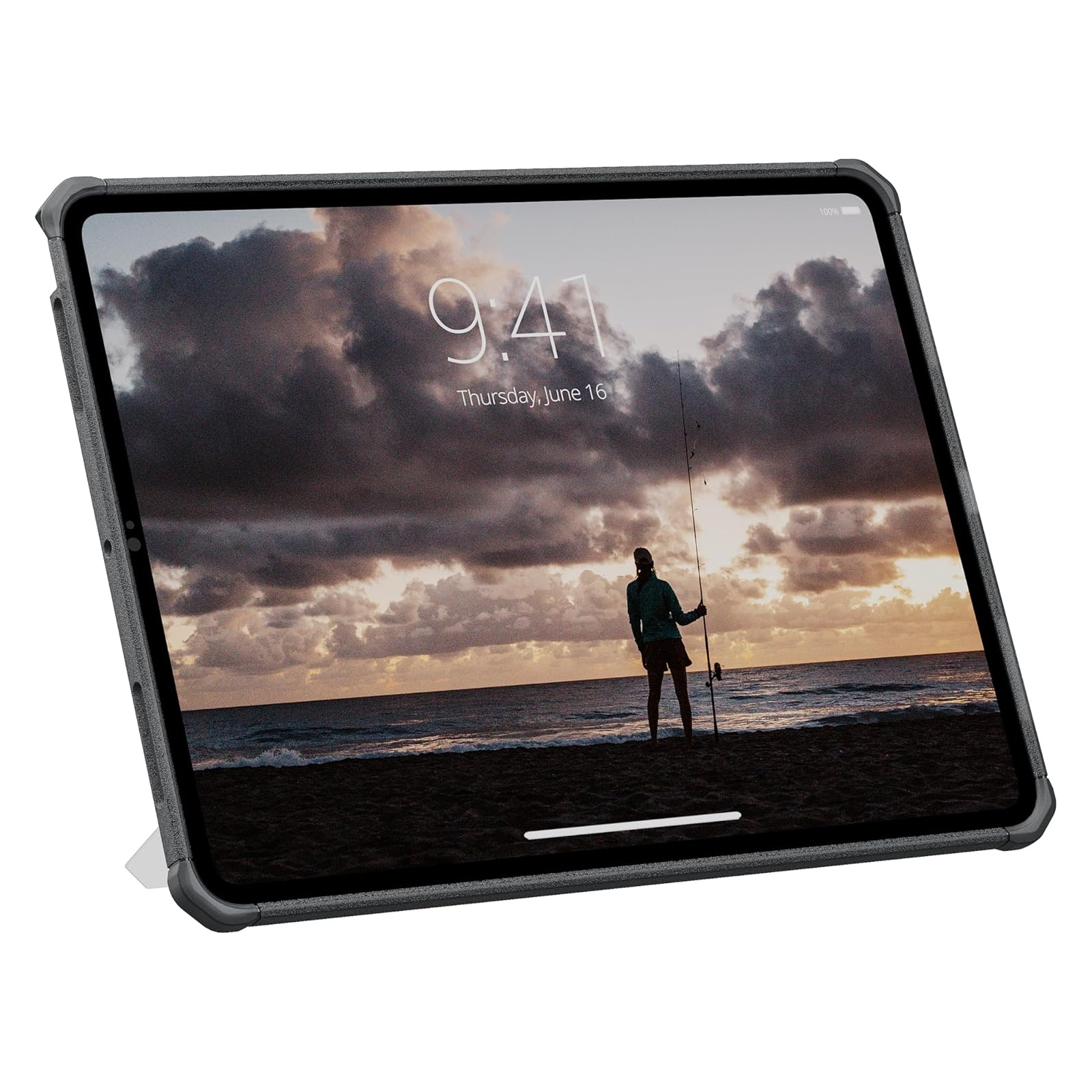 Tablet z obrazem wędkarza na plaży o zachodzie słońca. Godzina 9:41.