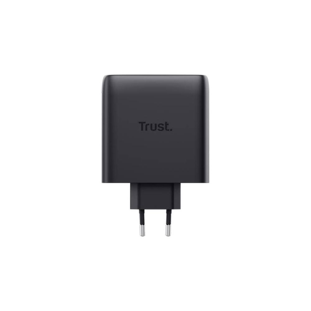 Czarna ładowarka sieciowa z logo Trust i dwoma srebrnymi bolcami.