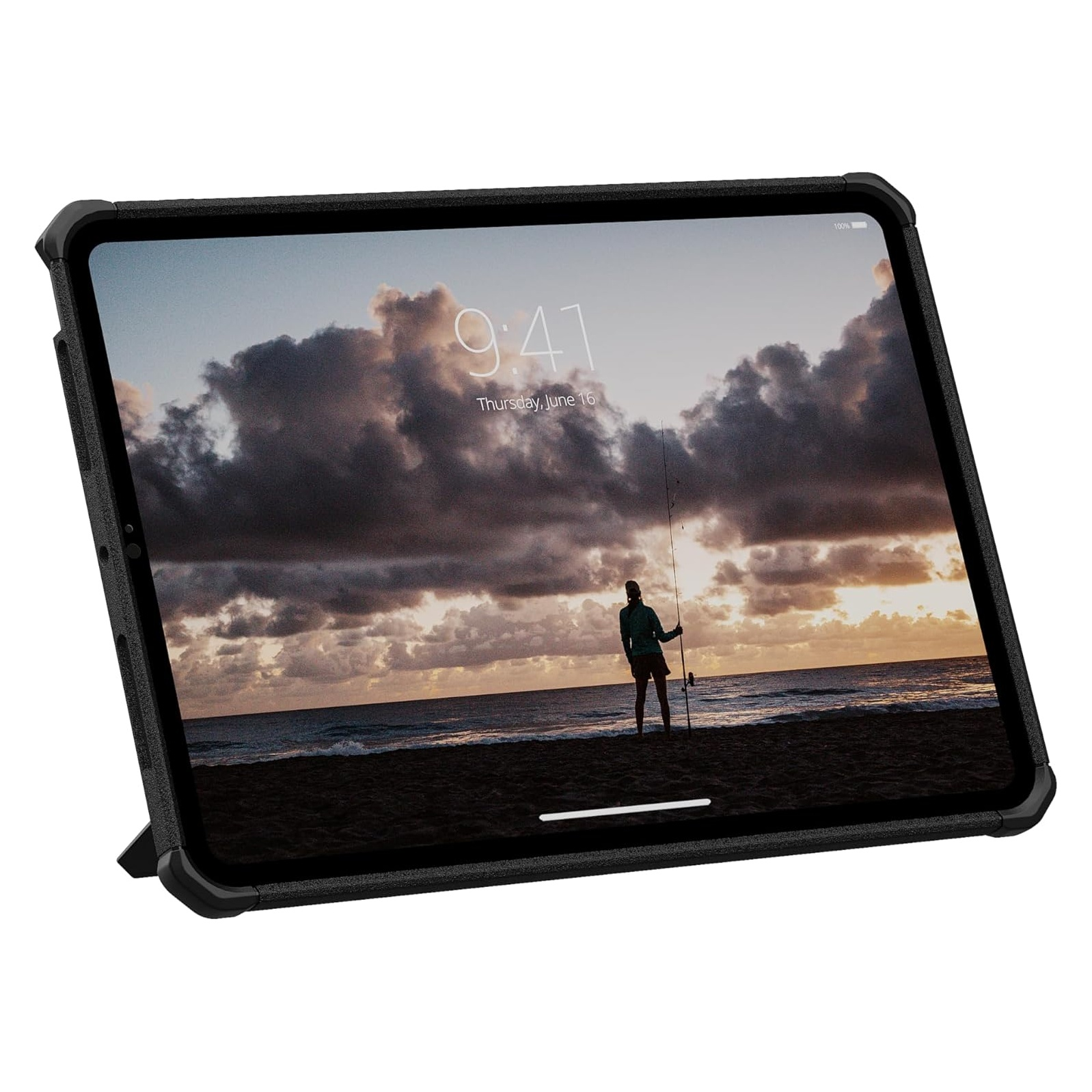 Tablet wyświetla osobę z wędką na plaży o zachodzie słońca.