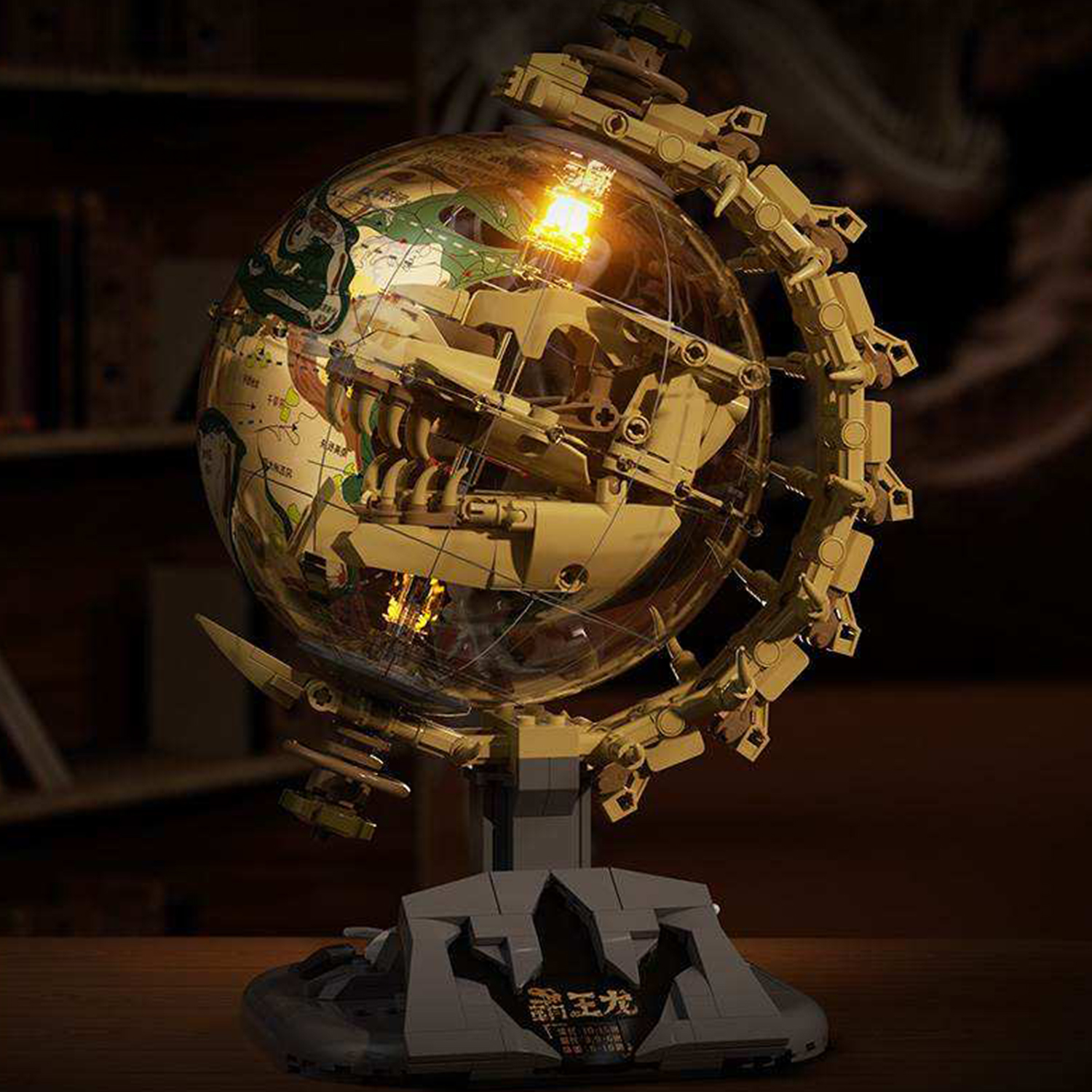 Un globo mecánico con un esqueleto de dinosaurio dorado en su interior, iluminado desde dentro, sobre fondo oscuro.