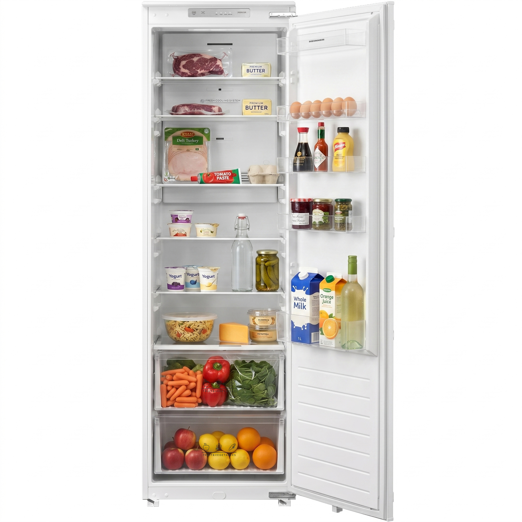 Un réfrigérateur ouvert rempli de nourriture, y compris de la viande, du beurre, des œufs, du yaourt, des légumes et des fruits.
