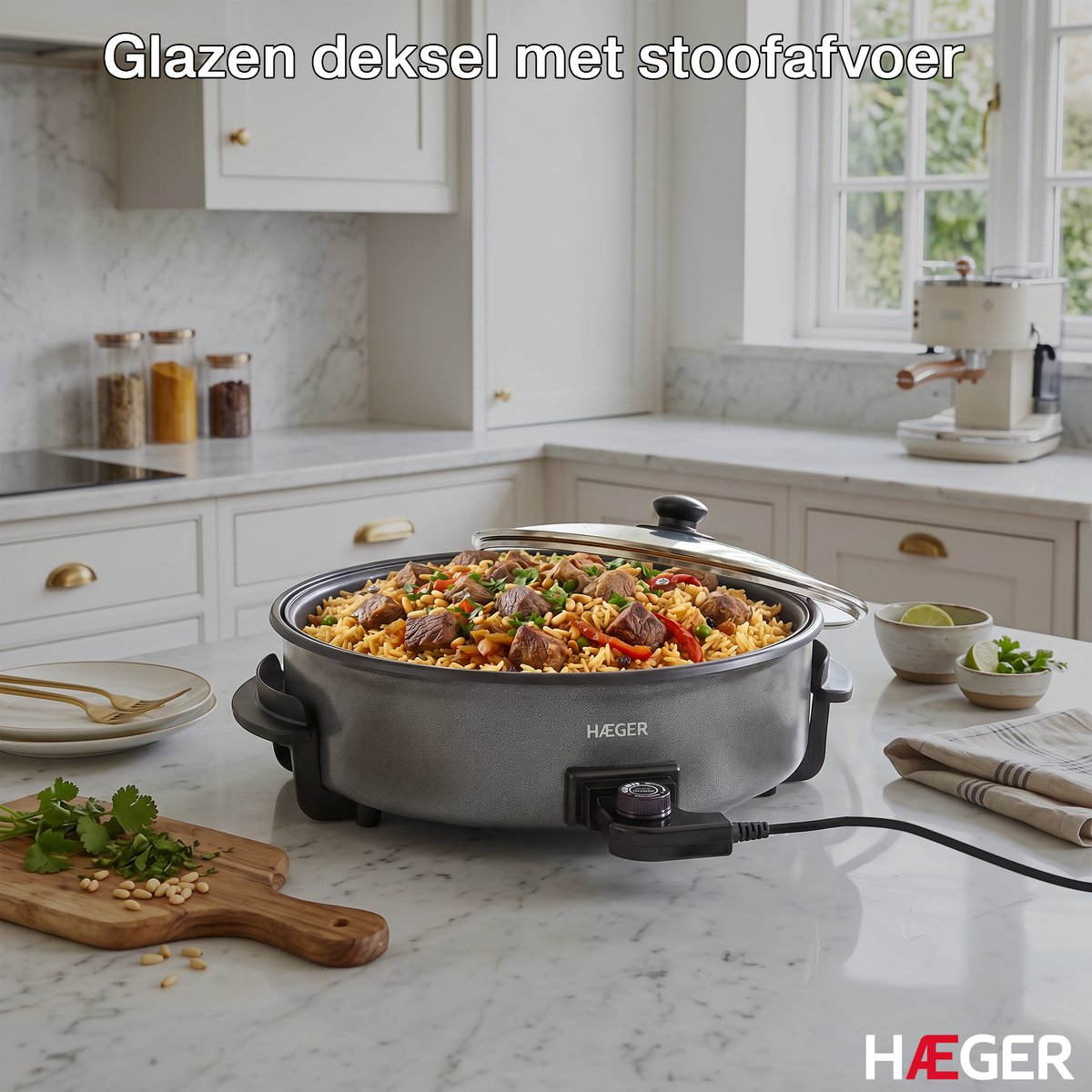 Elektrische koekenpan met paella-achtig gerecht, bedekt, op marmeren aanrecht.