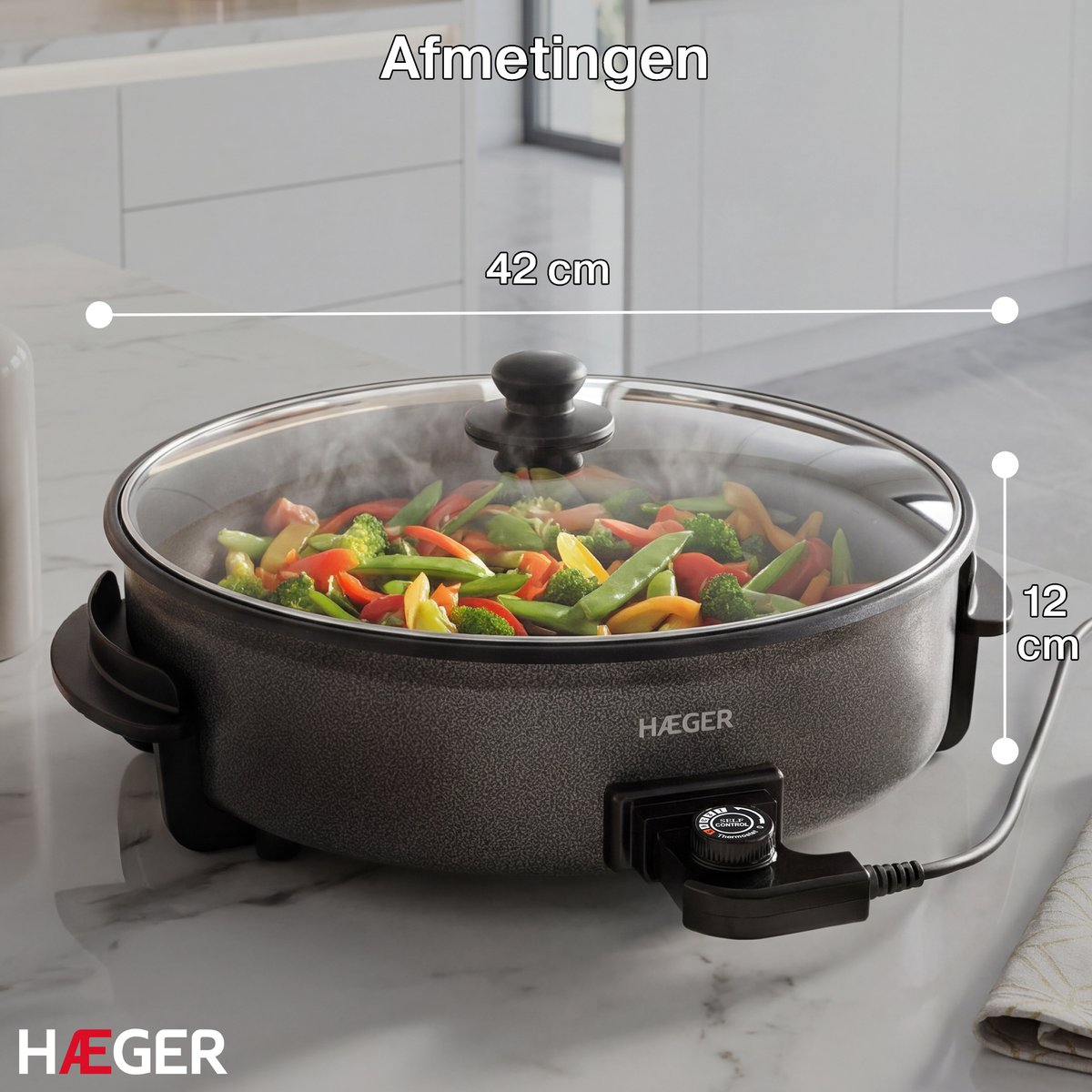 Een elektrische koekenpan met groenten (broccoli, paprika, peultjes) onder een glazen deksel.