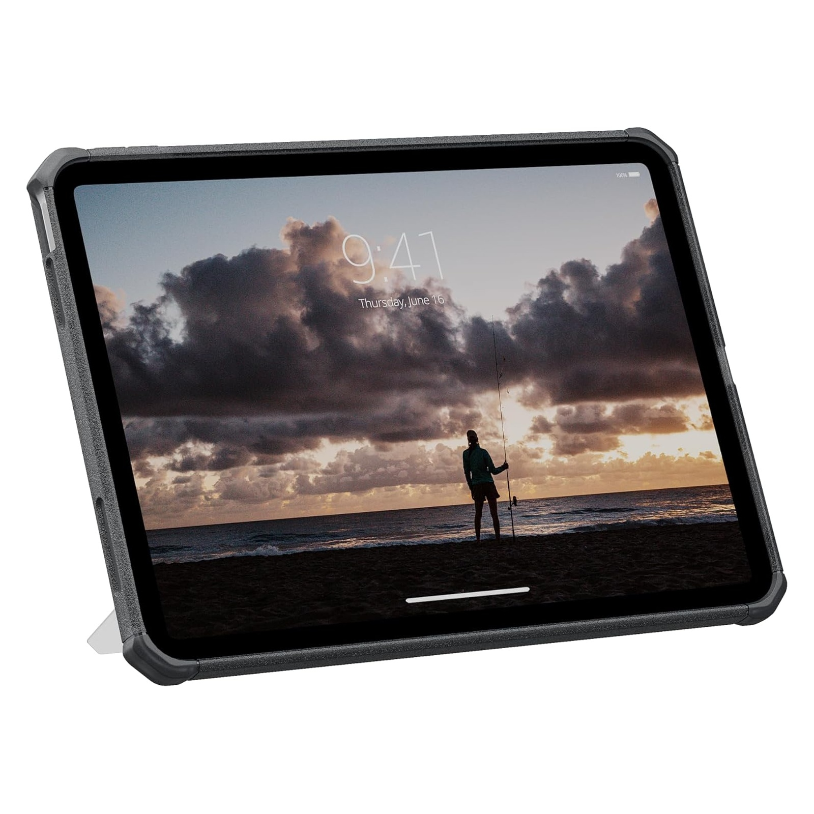 Tablet wyświetlający scenę plaży o zachodzie słońca, z wędkującą osobą.