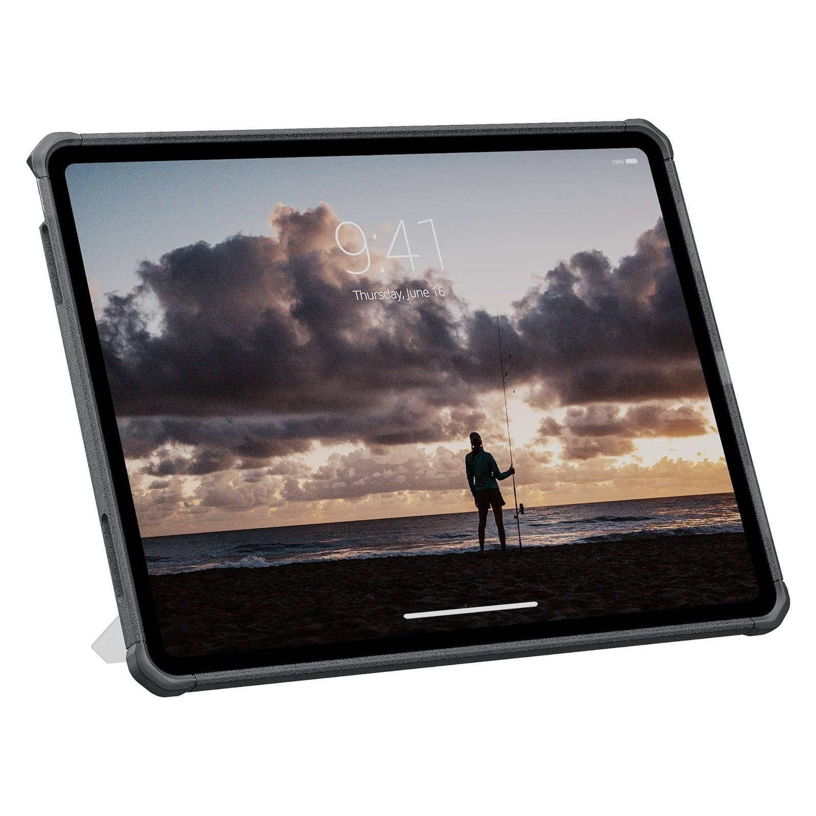 Tablet z widokiem wędkarza na plaży o zachodzie słońca.