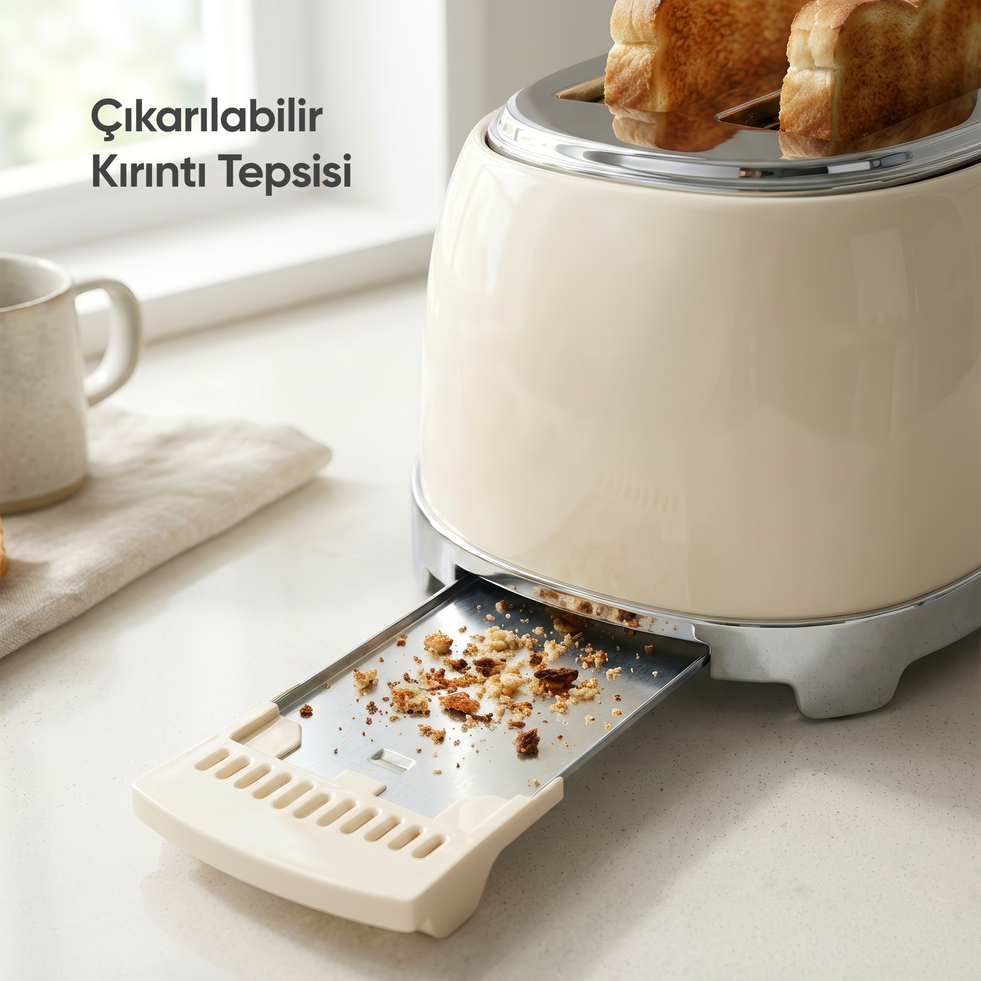 Krem rengi tost makinesinin çekmecesi kırıntılarla dolu şekilde çıkarılmış.