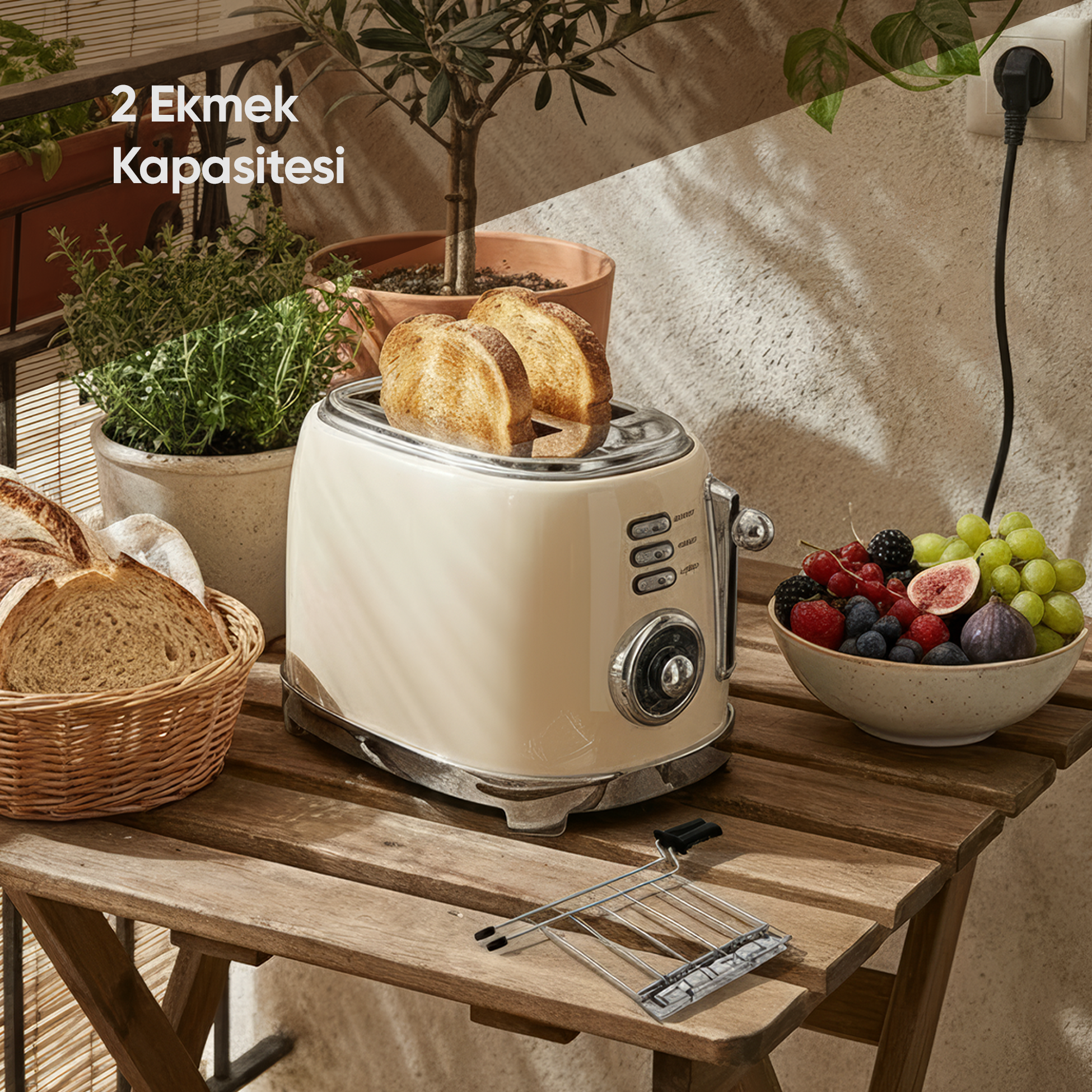 Ahşap bir masada krem rengi tost makinesi, kızarmış ekmek ve meyve.