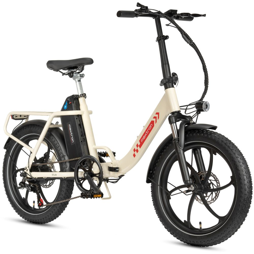 Una bicicleta eléctrica plegable color crema con ruedas anchas y portaequipajes.