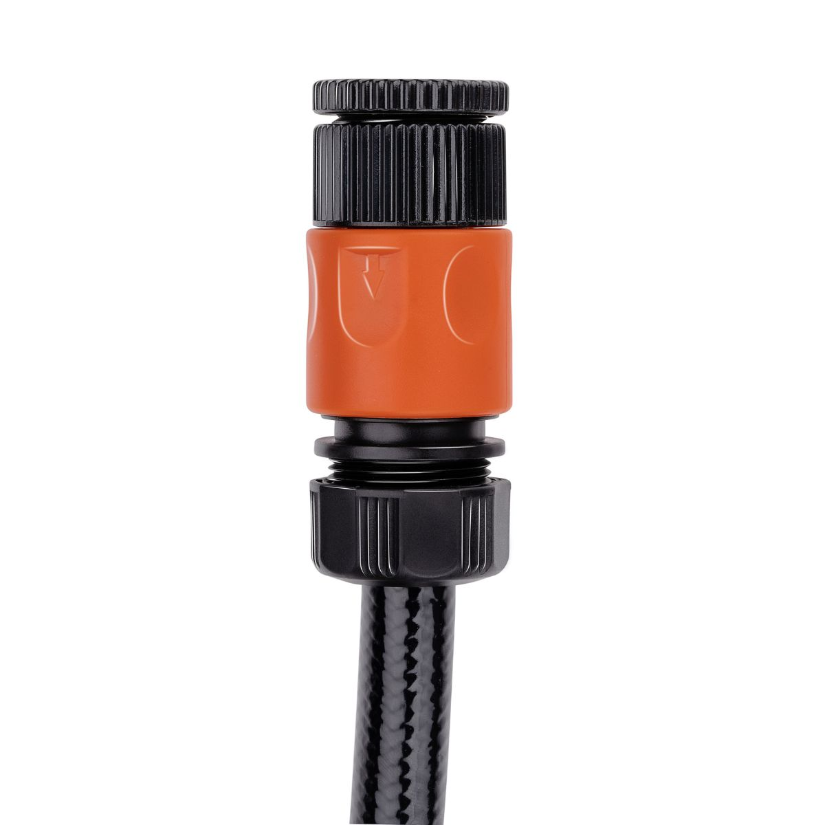Een zwarte tuinslang met een oranje-zwarte koppeling, geïsoleerd op wit.