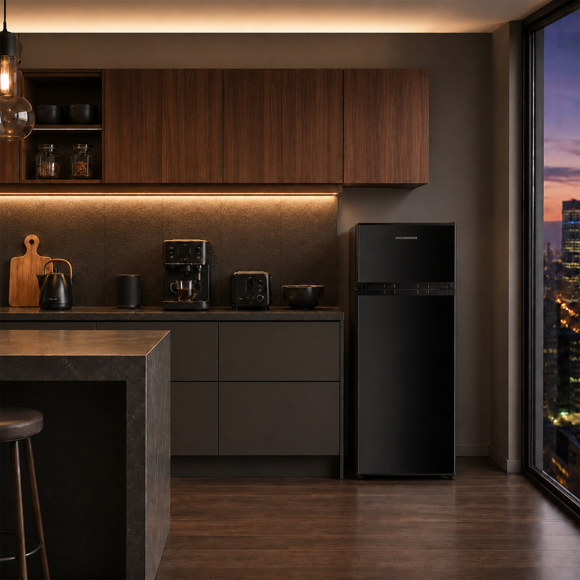 Moderne keuken 's nachts met uitzicht op de stad. Zwarte apparaten, houten elementen.