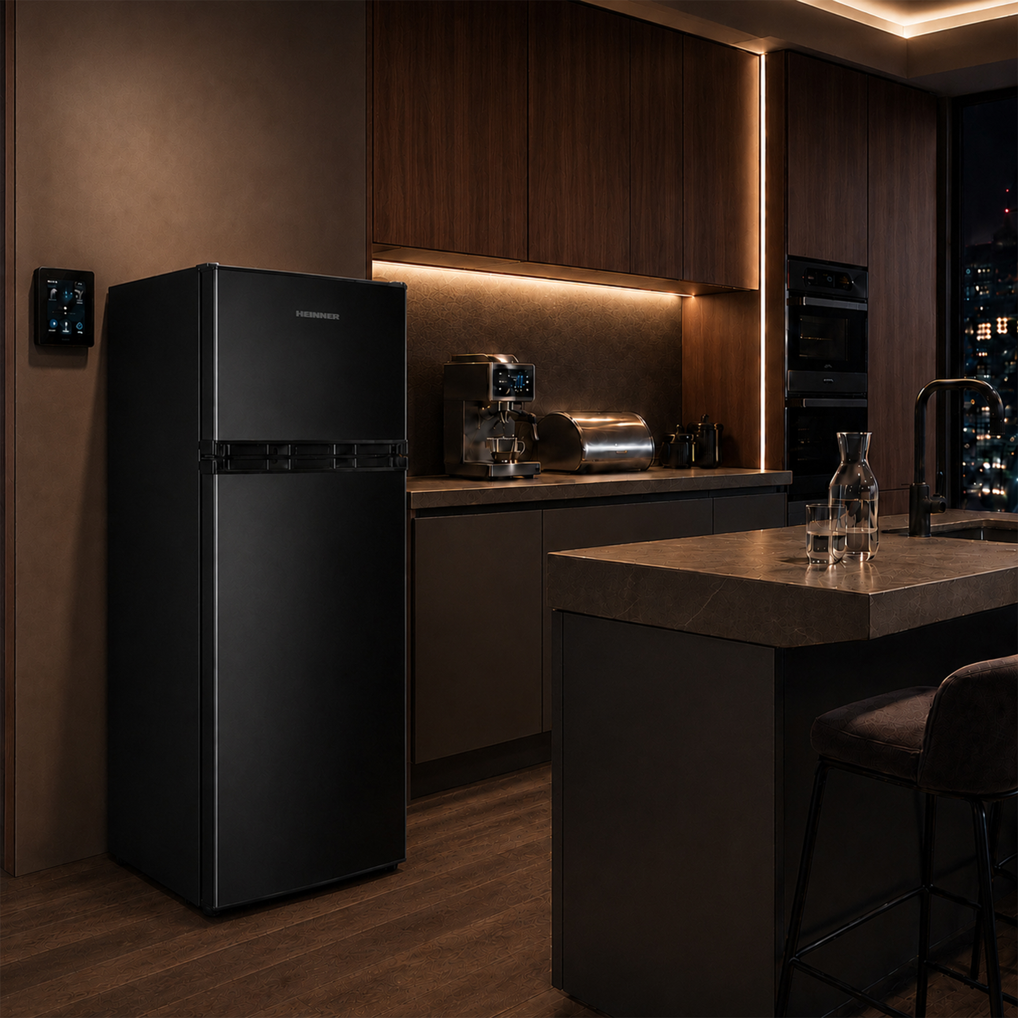 Zwarte koelkast in een moderne keuken met houten elementen, koffiezetapparaat en nachtelijk stadszicht.
