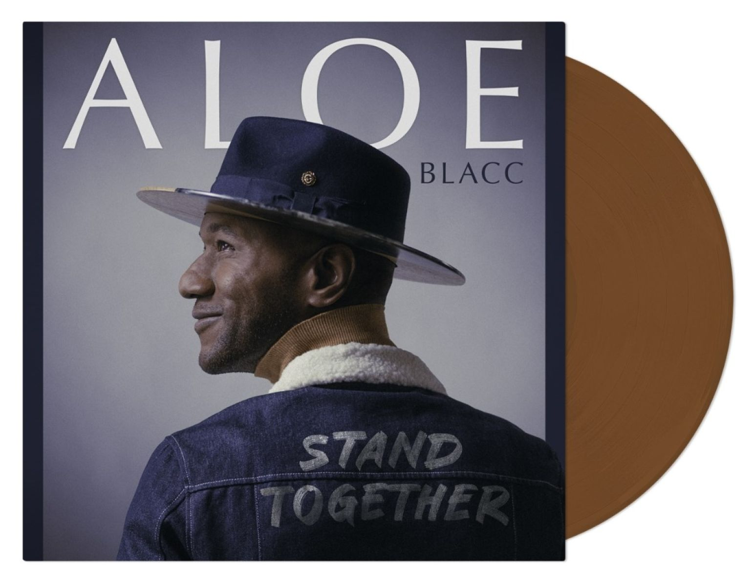 Uomo con cappello e giacca di jeans con scritta "Stand Together" accanto a un disco in vinile marrone.