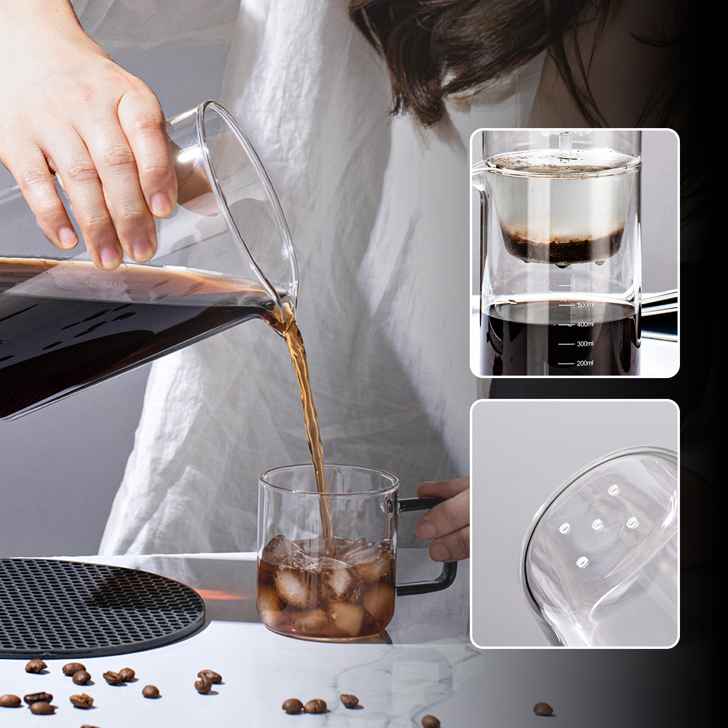 El café se vierte de una cafetera a un vaso con hielo.