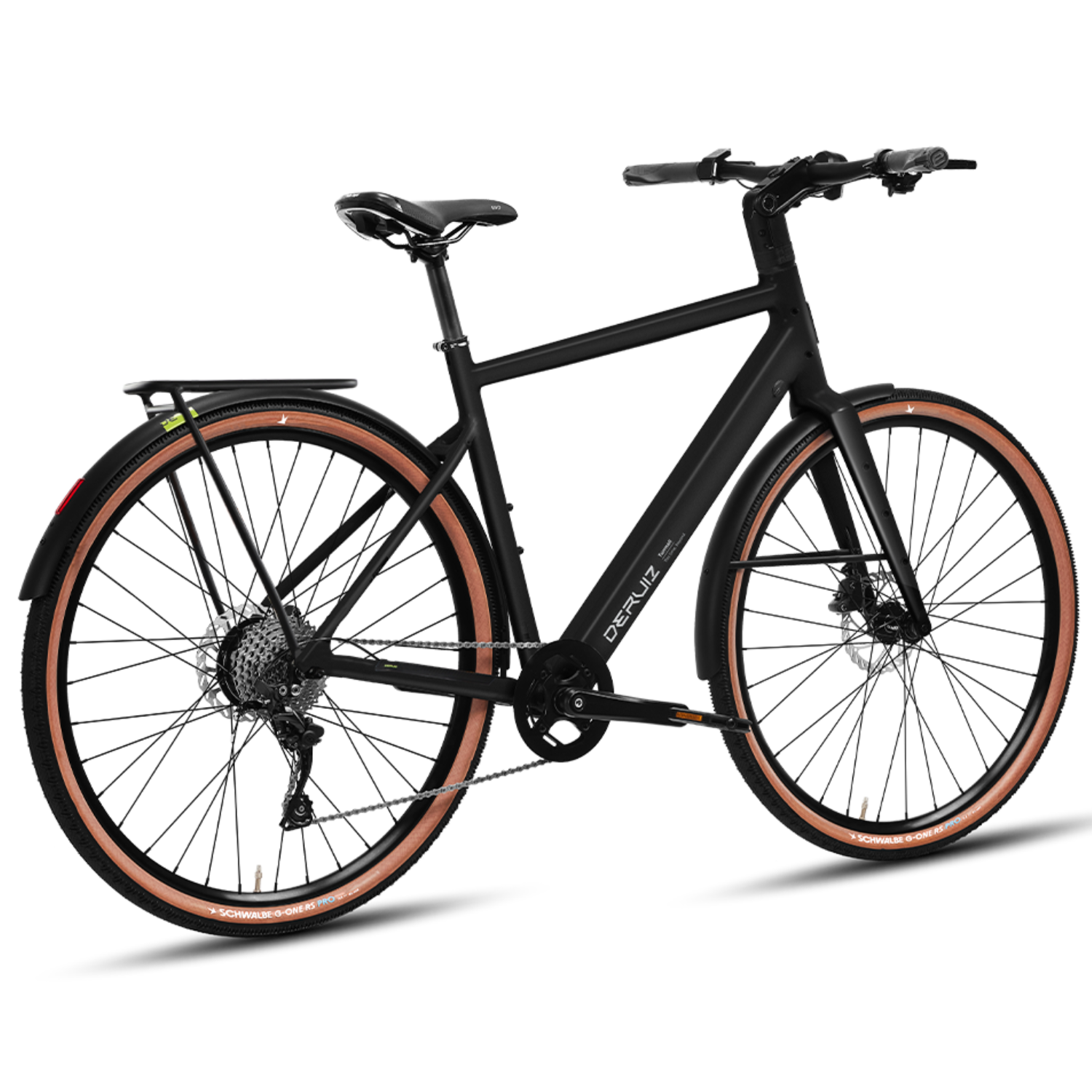 Ein schwarzes Herrenfahrrad mit braunen Reifen und Gepäckträger steht vor einem weißen Hintergrund.