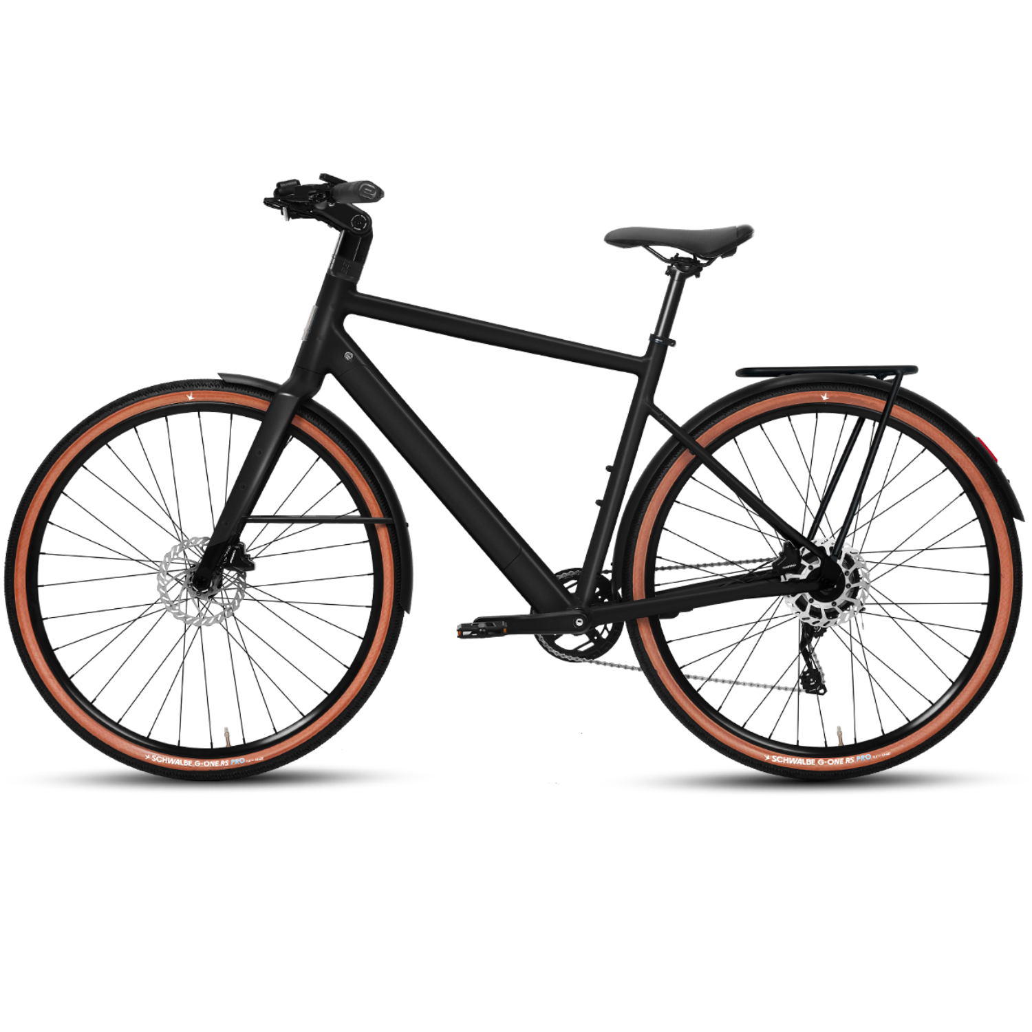 Ein schwarzes Fahrrad mit braunen Reifen und Gepäckträger.