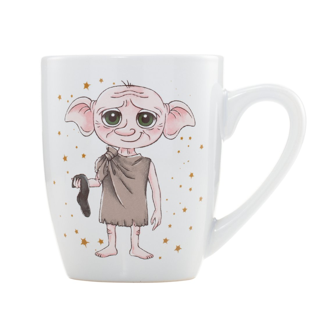 Taza blanca con arte del personaje Dobby y estrellas doradas.