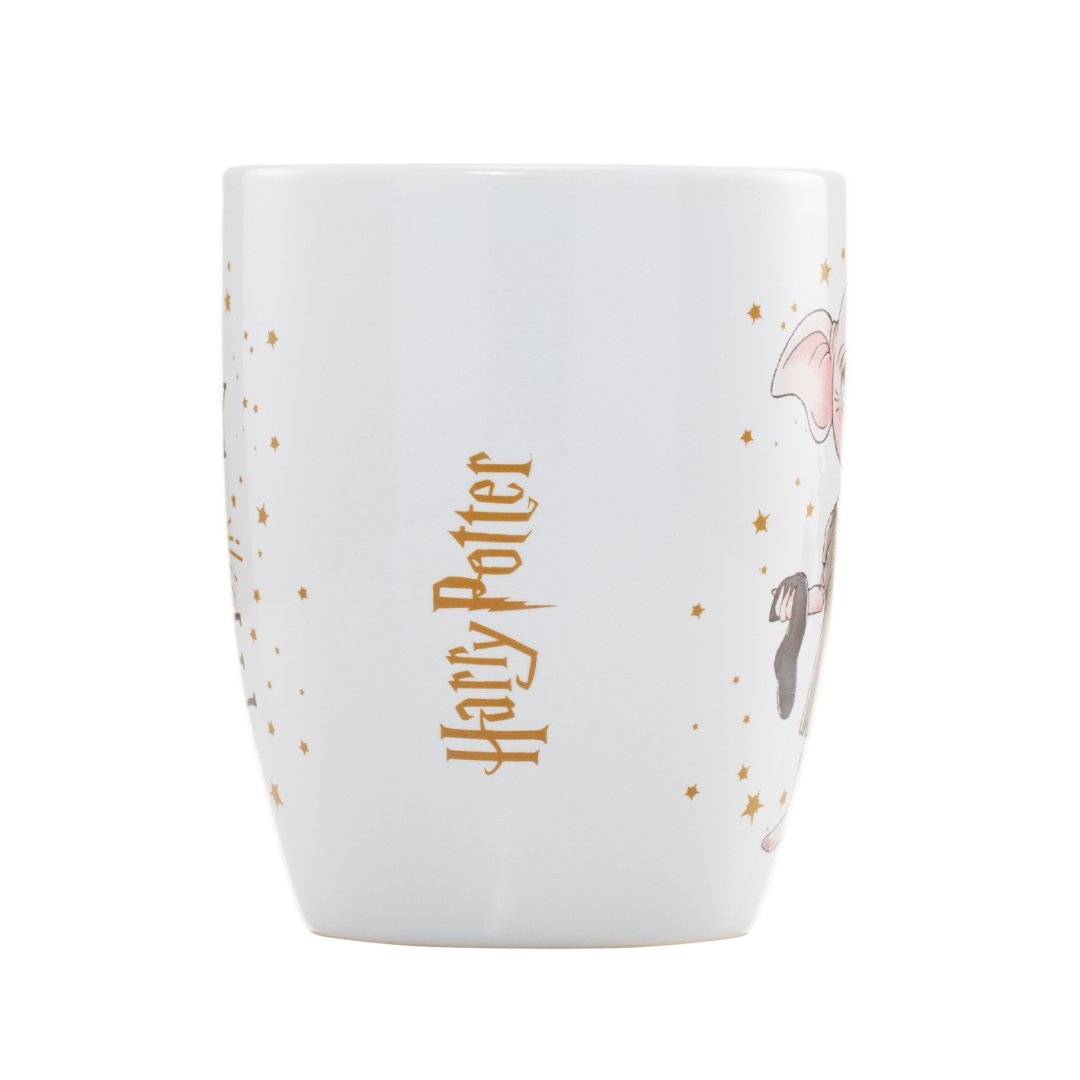 Taza blanca con logo de Harry Potter e ilustración de Dobby, decorada con estrellas doradas.