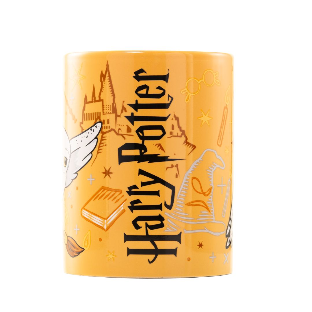 Gelbe Tasse mit Harry Potter-Motiv: Schloss, Eule, Hut, Brille.