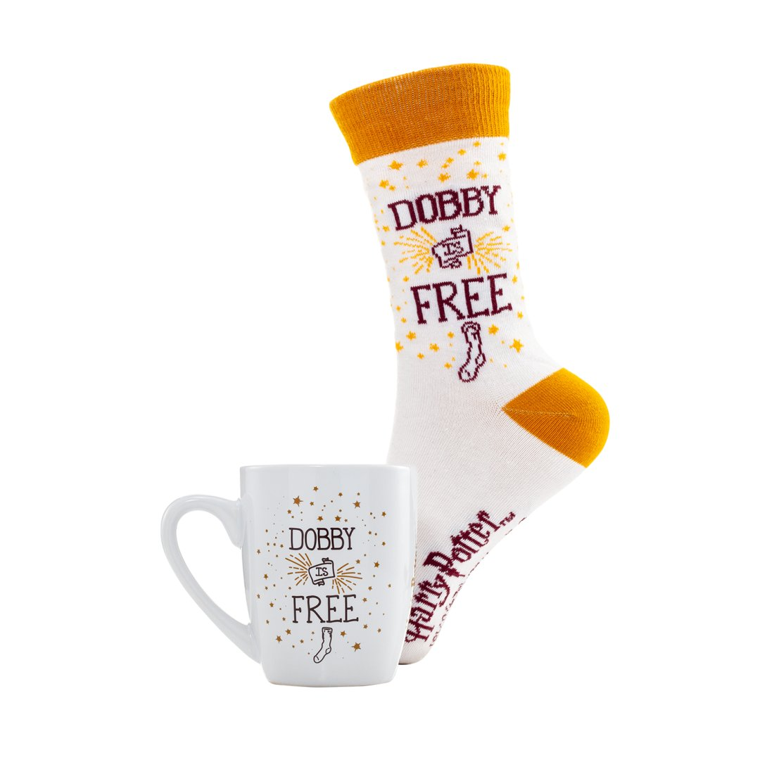 Una taza blanca y un calcetín blanco con diseños de Harry Potter.