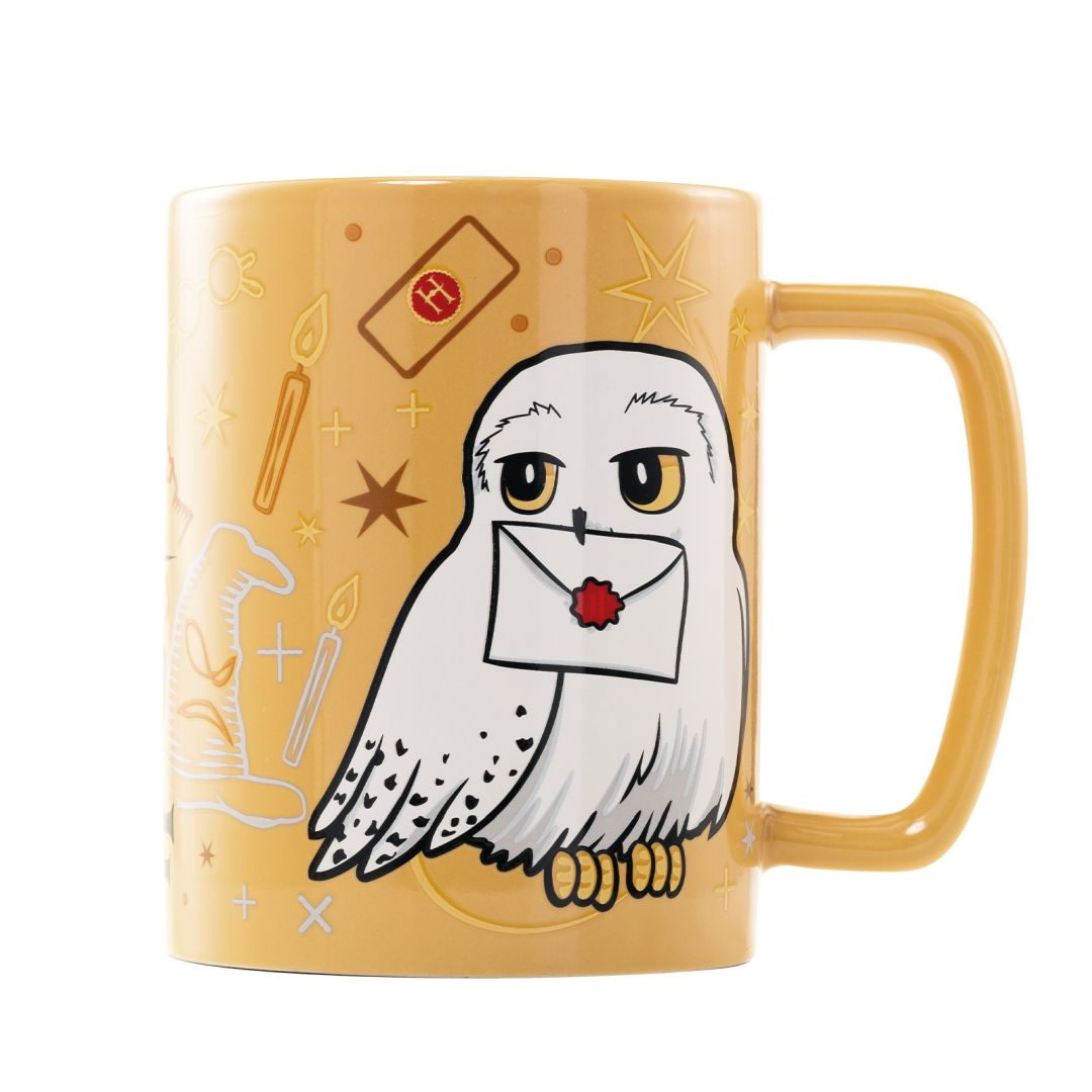 Gelbe Tasse mit Harry Potter Motiv: Eule mit Brief, Hut, Kerzen und Hogwarts-Abzeichen.