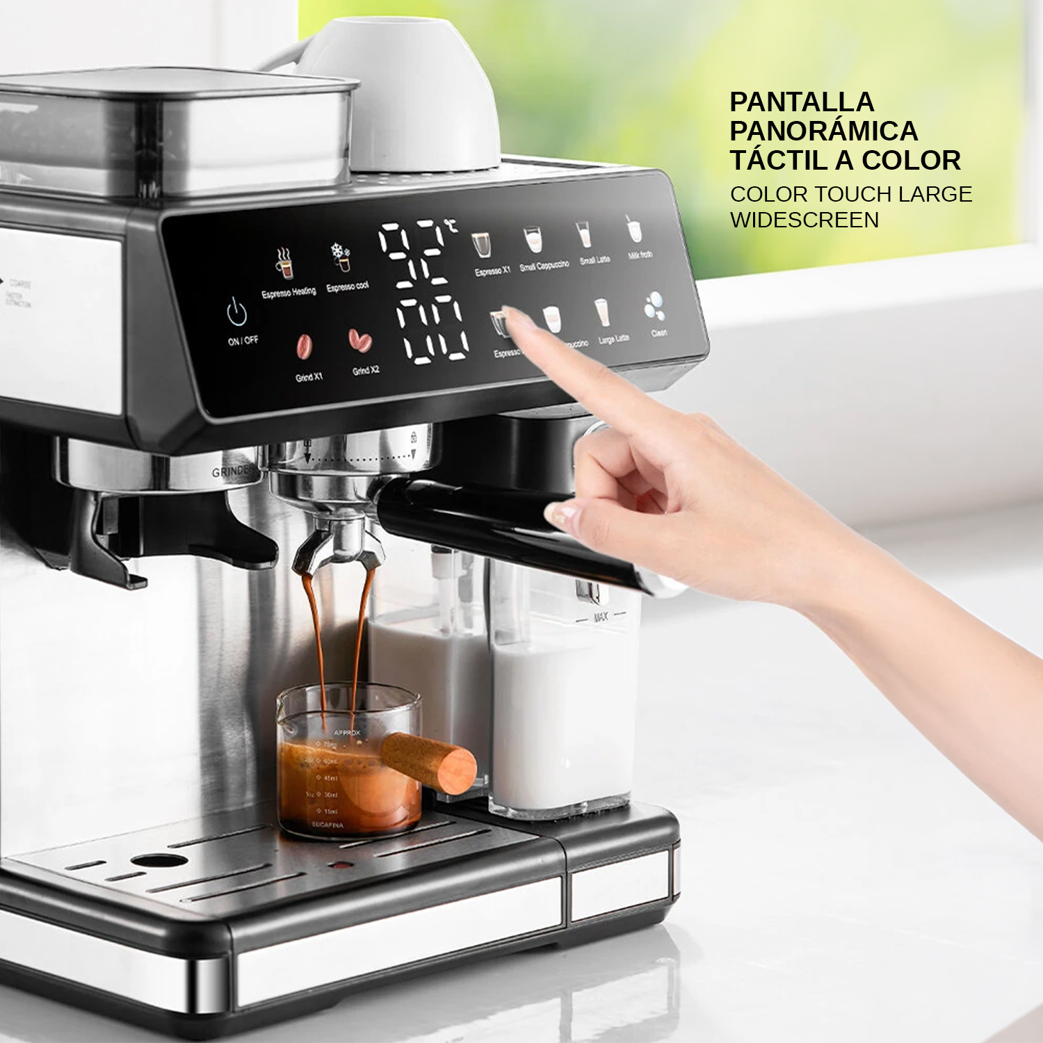 Eine Hand bedient eine Espressomaschine mit Touchscreen, die Espresso zubereitet.