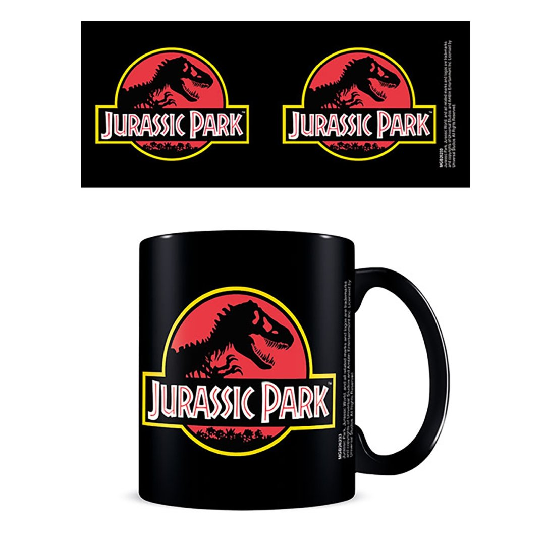 Czarny kubek z logo Jurassic Park: czerwone koło, czarny T-Rex, żółta ramka.