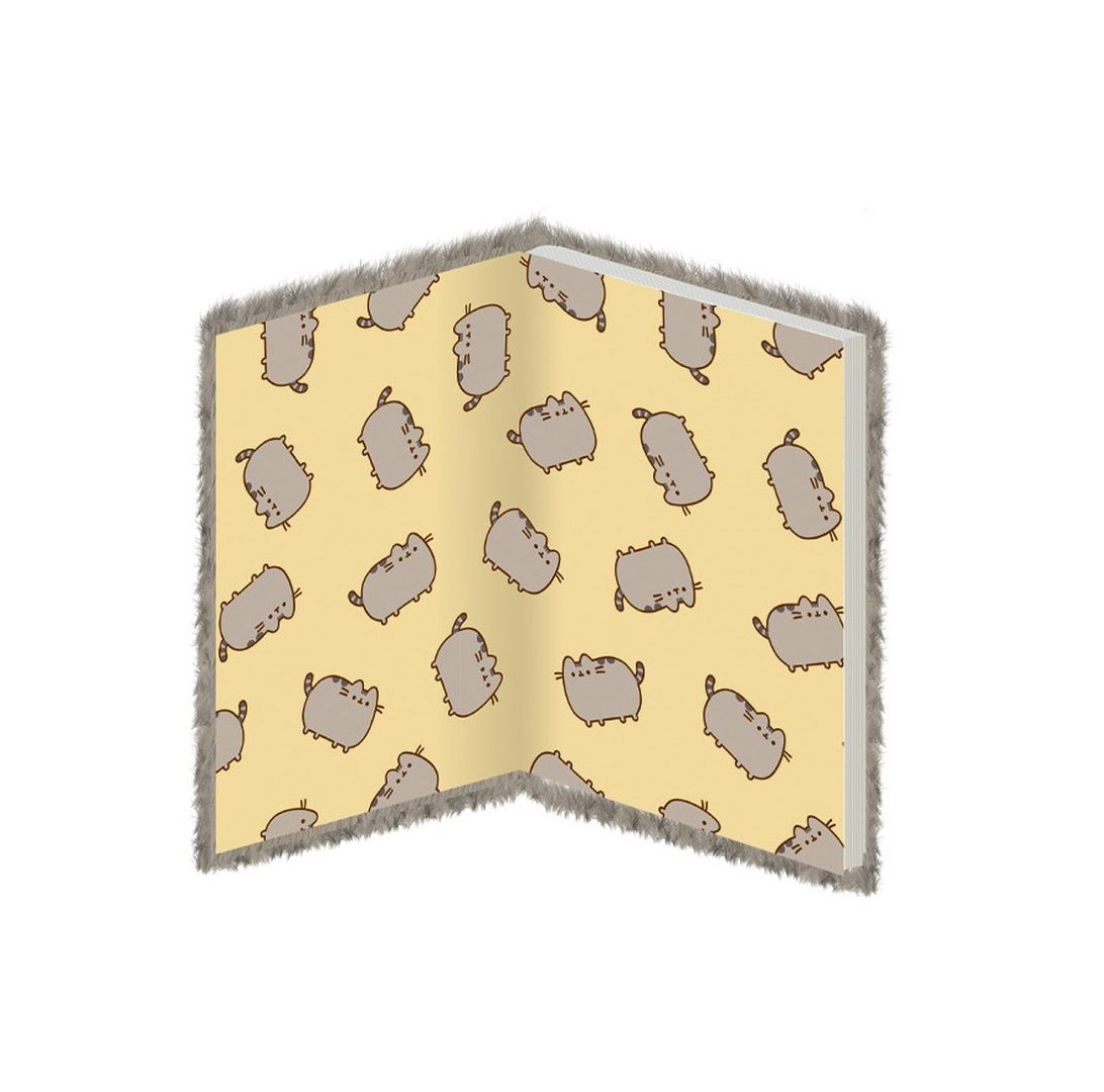 Un carnet jaune moelleux avec un motif de petits chats et une bordure en fourrure grise.