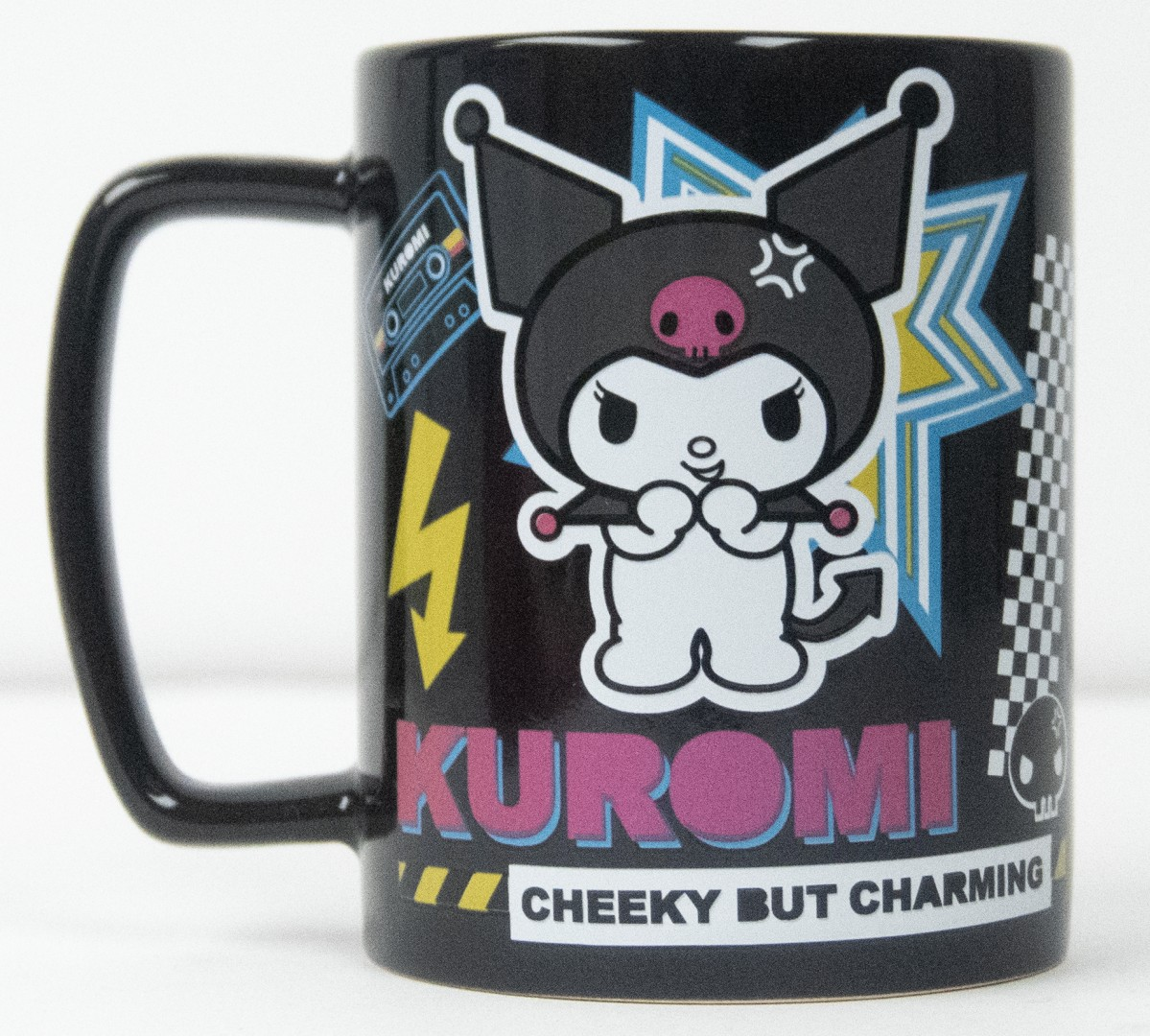 Taza negra con personaje Kuromi, estrellas, rayos y patrón a cuadros.